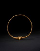 A HIGHLY RARE OXUS/KUSHAN GOLD TORC (NECKLACE), CIRCA 2ND/3RD CENTURY