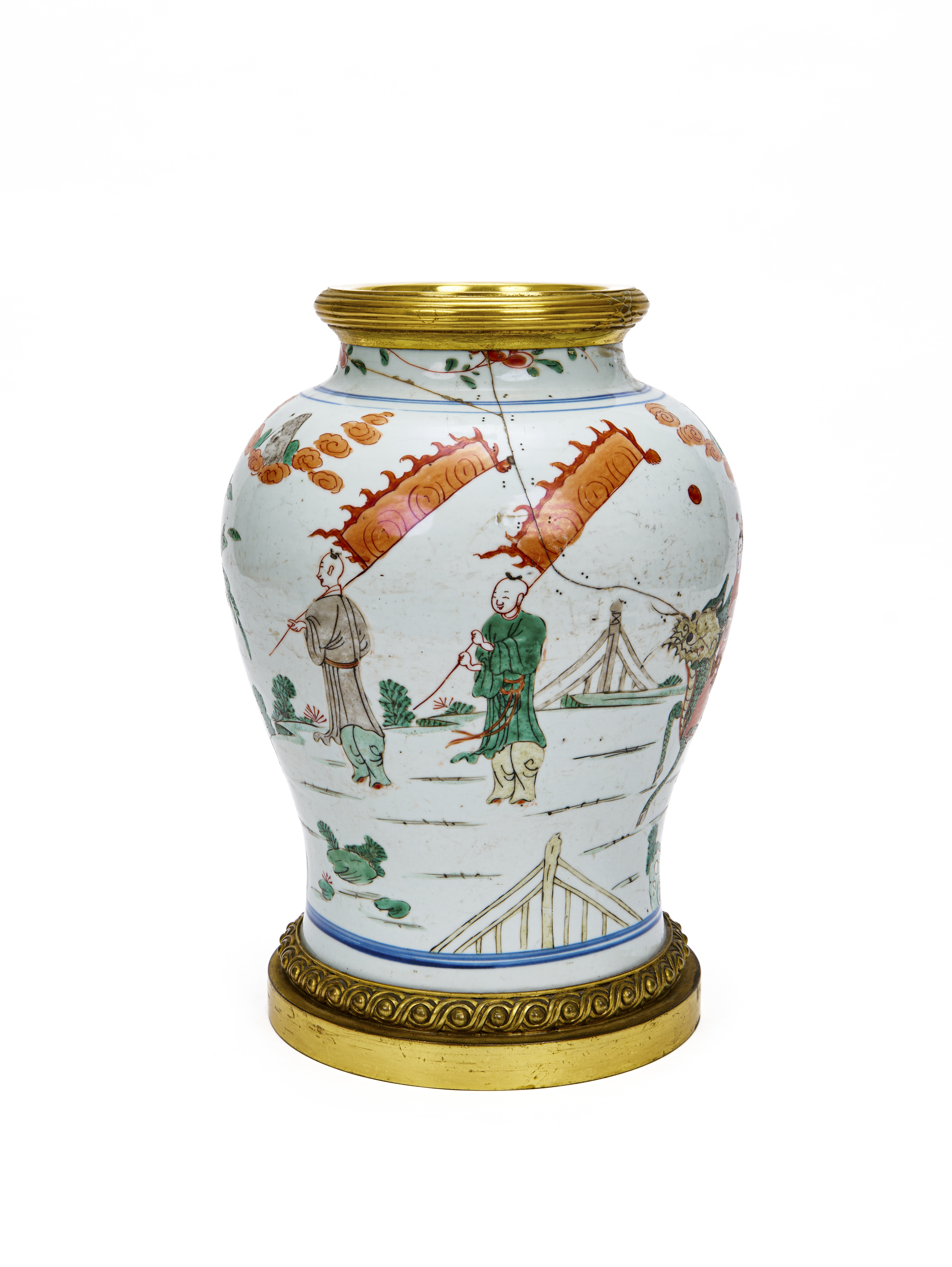 A CHINESE WUCAI FIGURAL VASE, SHUNZHI (1644-1661) - Image 2 of 4