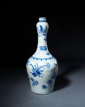 A CHINESE A BLUE AND WHITE GARLIC-MOUTH VASE, TRANSITIONAL PERIOD, 17TH CENTURY