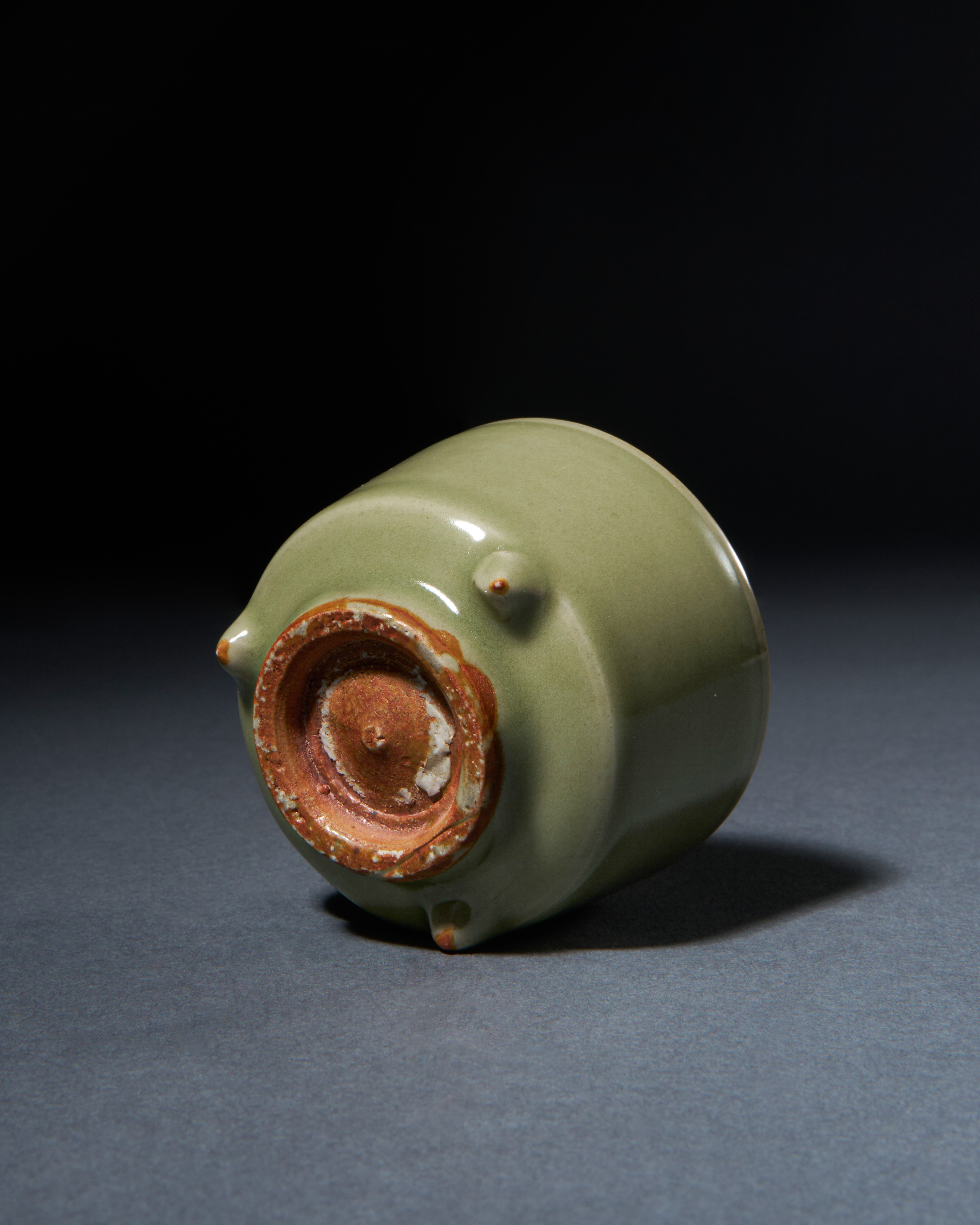 A LONGQUAN CELADON TRIPOD CENSER SOUTHERN SONG DYNASTY, 12TH-13TH CENTURY - Image 4 of 4