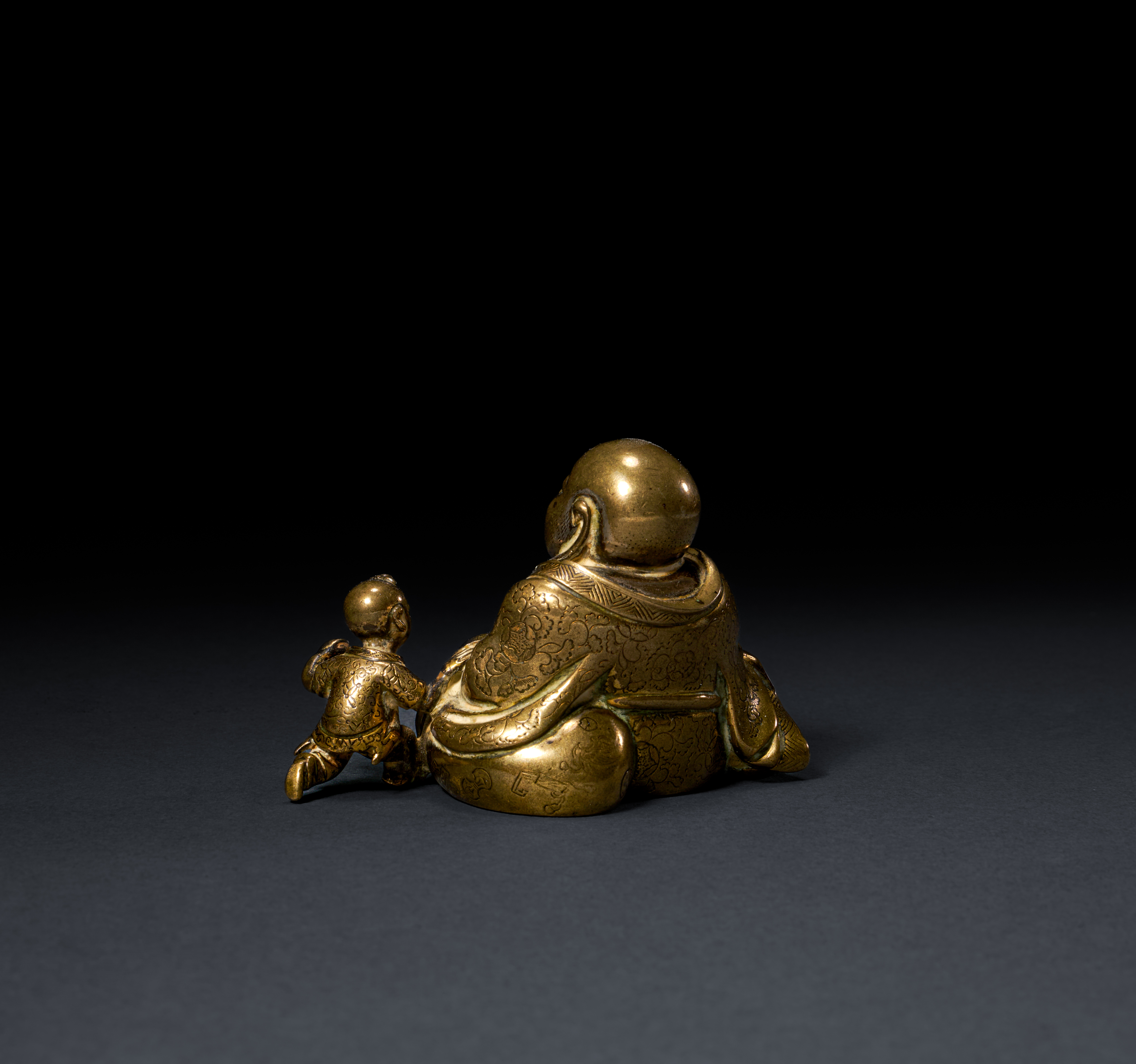 A CHINESE GILT BRONZE FIGURE OF A HOTEI & BOY, QING DYNASTY (1644-1911) - Image 3 of 4