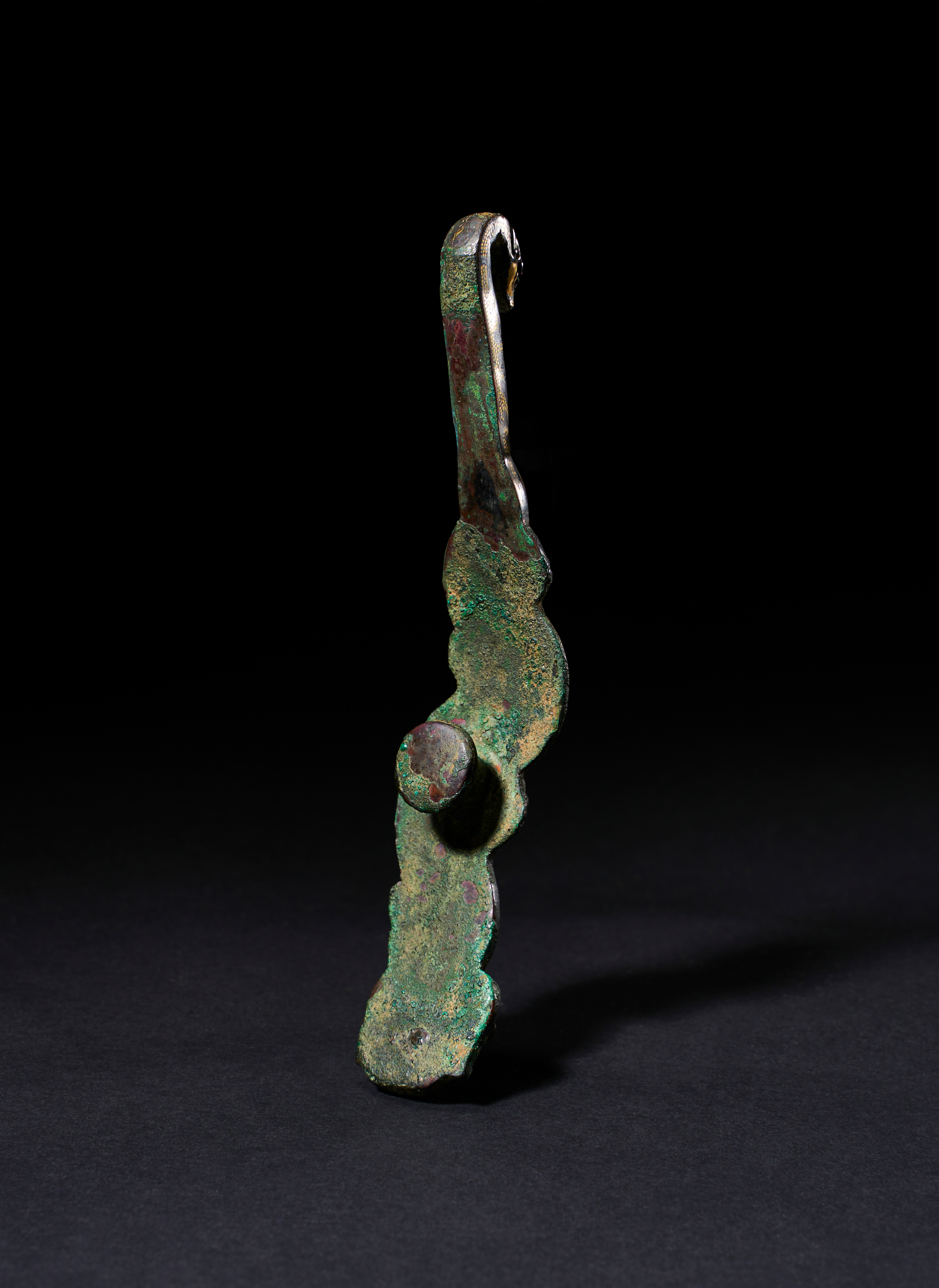 A TURQUOISE AND GOLD-INLAID BRONZE BELT HOOK WARRING STATES PERIOD, 4TH-3RD CENTURY BC - Image 2 of 9