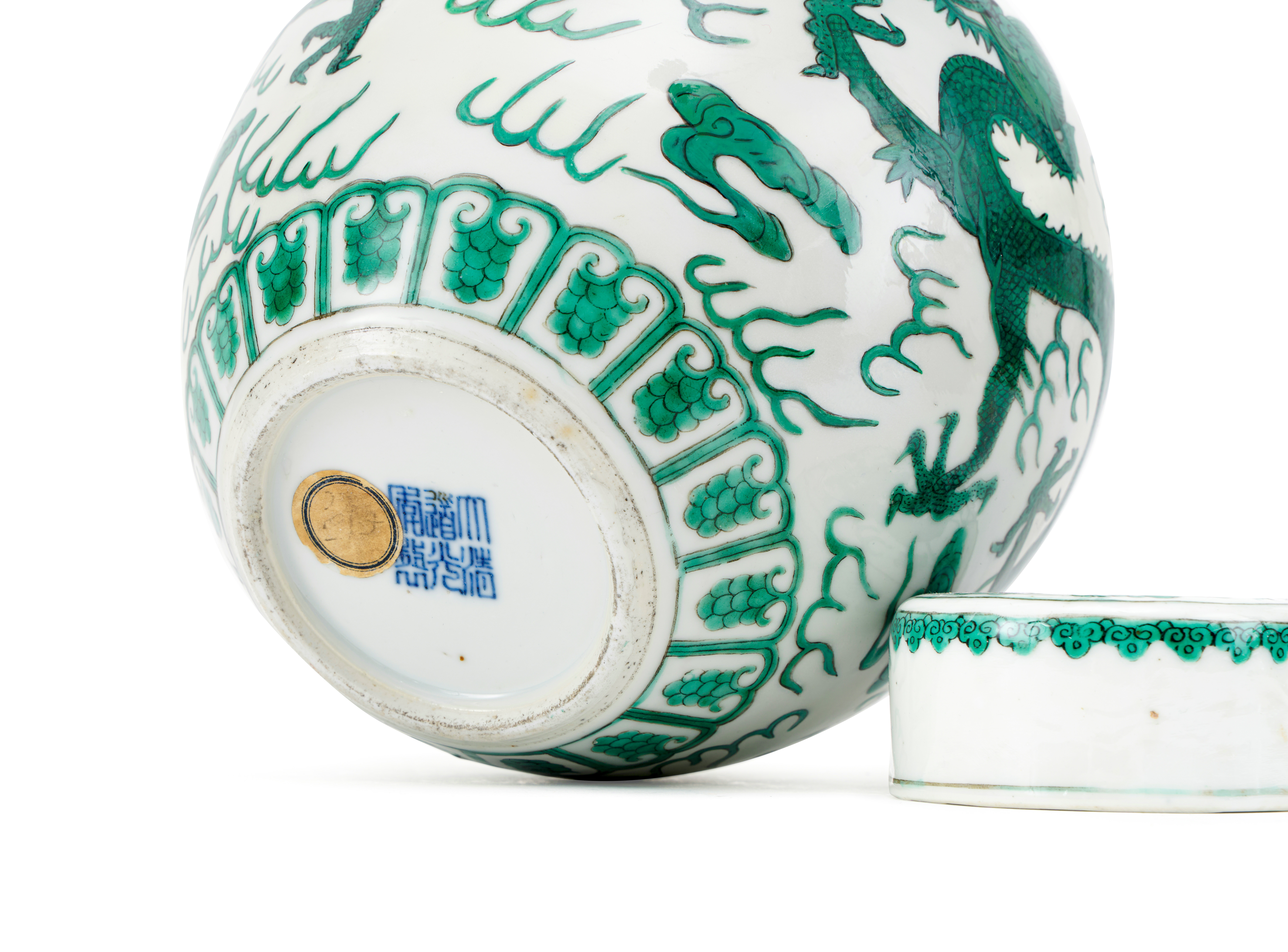 A FINE GREEN-ENAMELED 'DRAGON' JAR AND COVER, DAOGUANG MARK & OF THE PERIOD (1821-1850) - Image 5 of 5