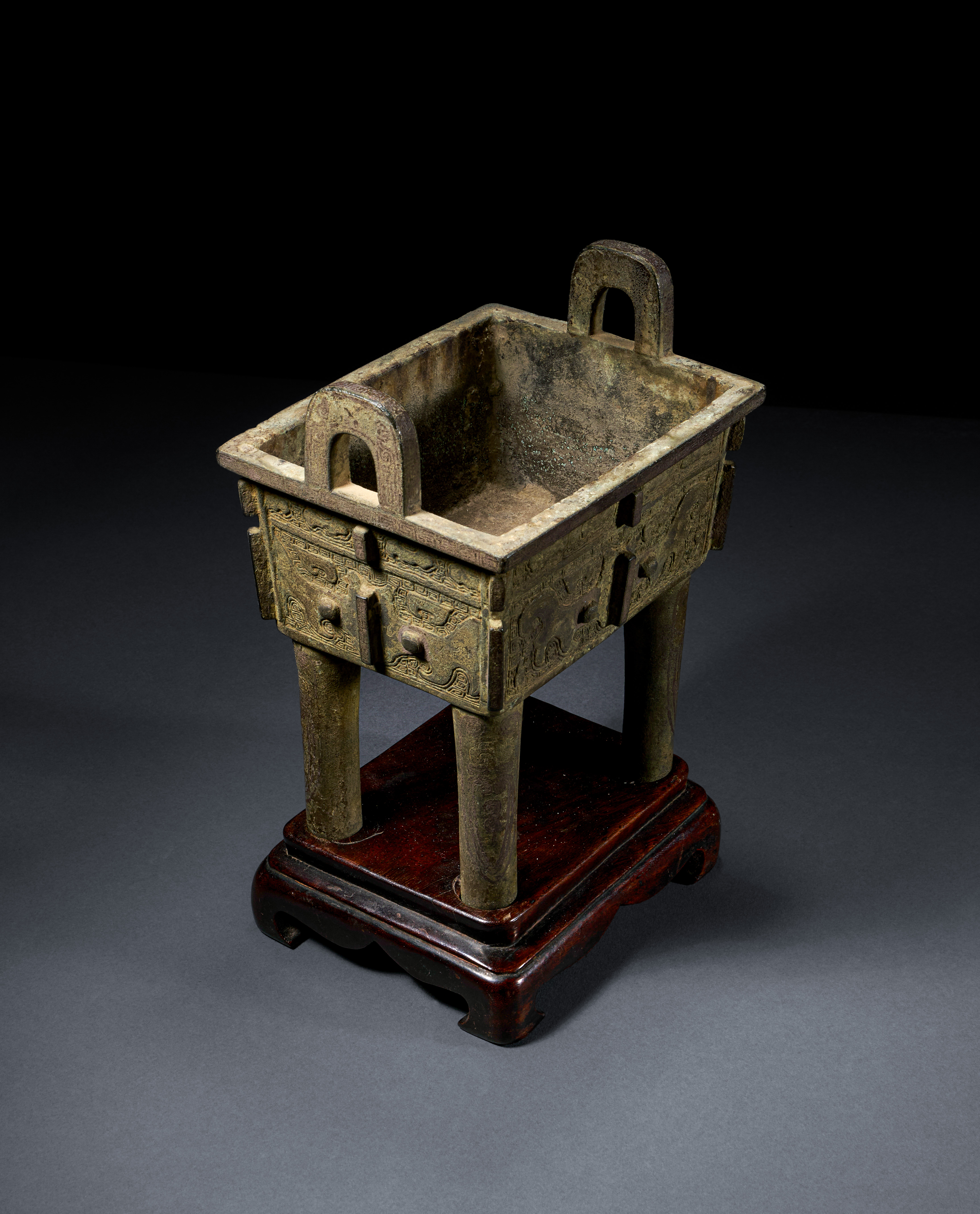 A BRONZE RITUAL RECTANGULAR FOOD VESSEL, FANGDING, LATE SHANG DYNASTY, ANYANG, 12TH-11TH CENTURY BC - Image 3 of 4