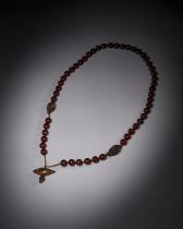 AN UNUSUAL CHINESE CHERRY AMBER & CARVED NUT NECKLACE, QING DYNASTY (1644-1911)