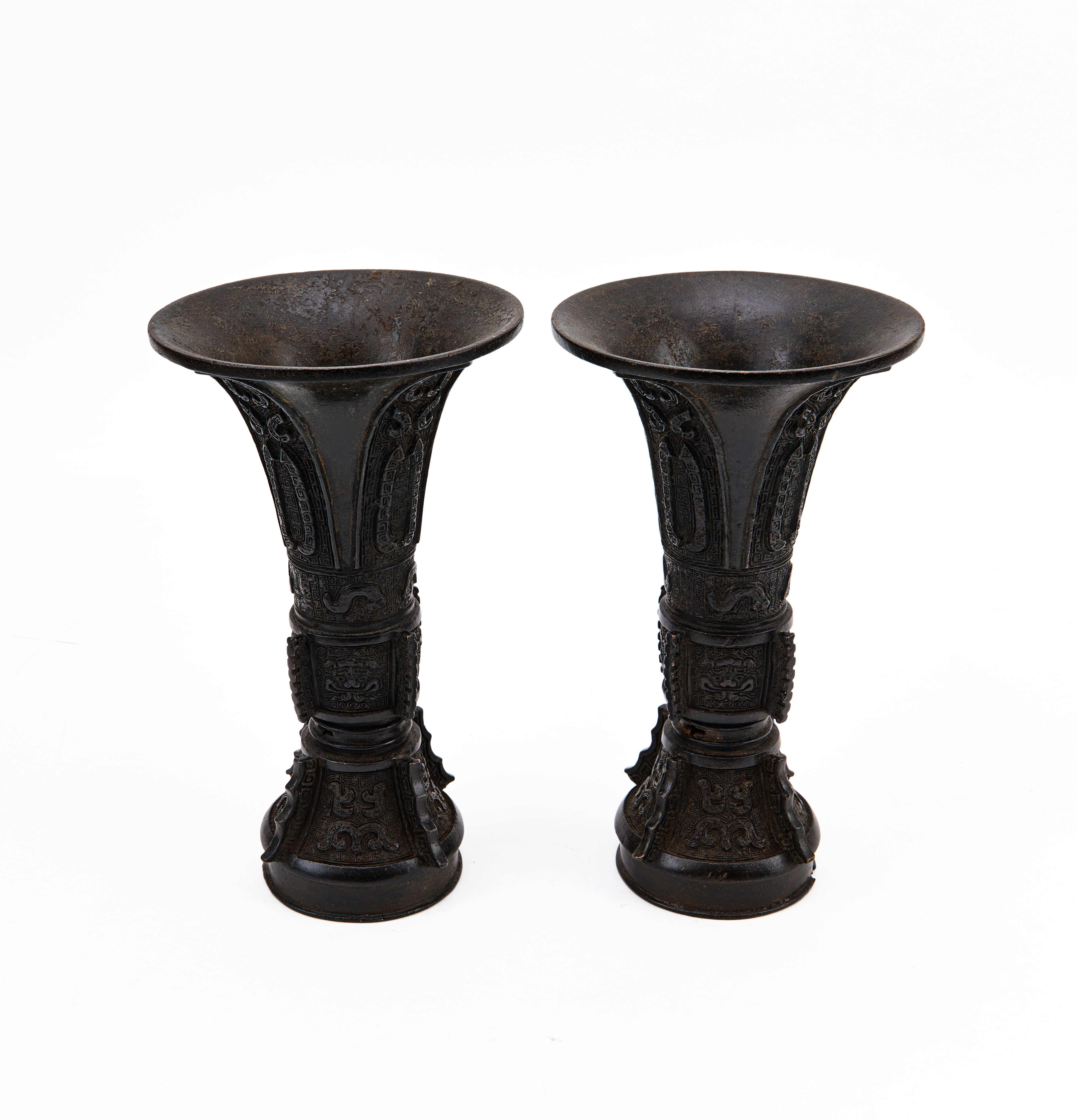 A PAIR OF CHINESE BRONZE GU BEAKER VASES, QIANLONG PERIOD (1736-1795) - Image 4 of 5