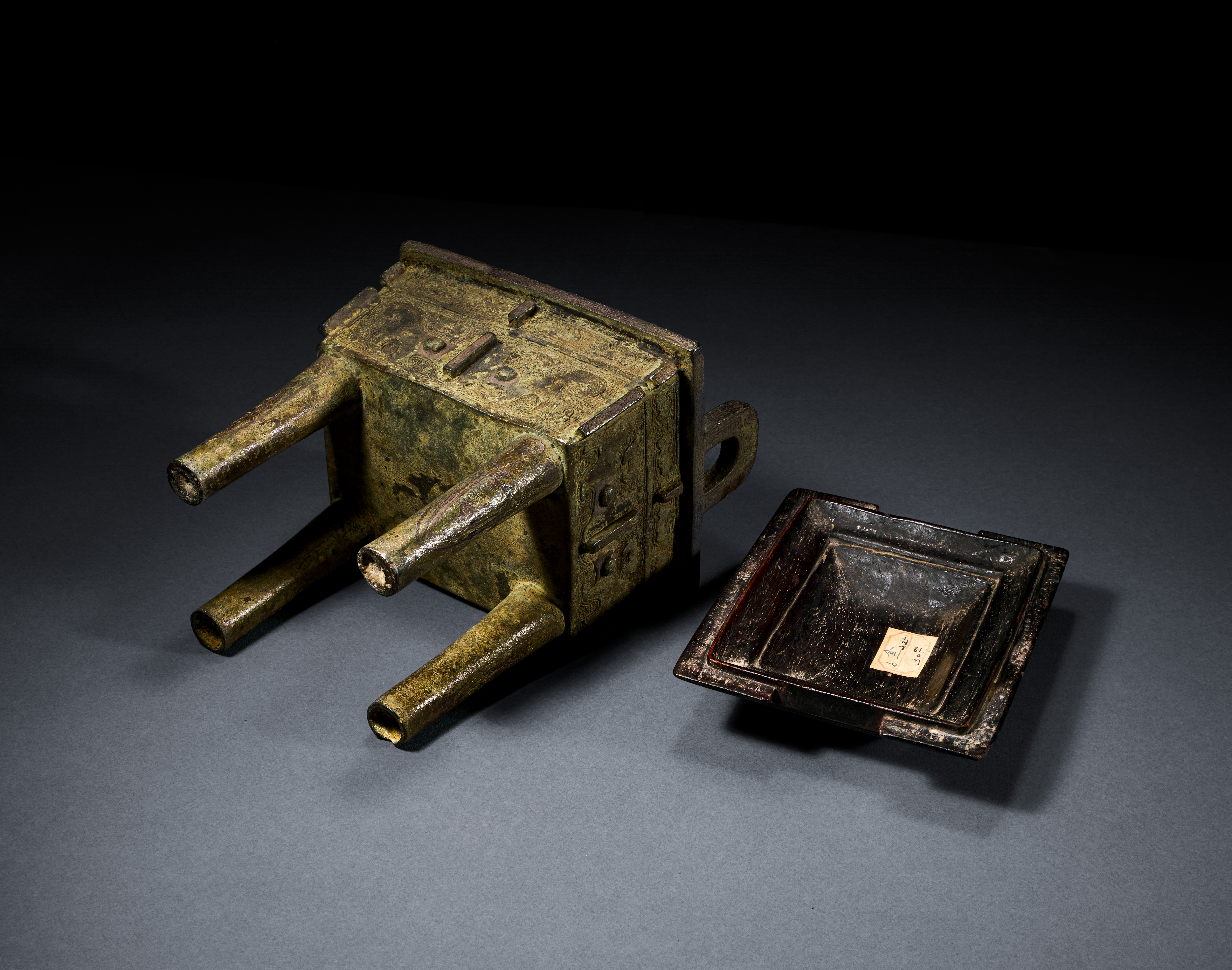 A BRONZE RITUAL RECTANGULAR FOOD VESSEL, FANGDING, LATE SHANG DYNASTY, ANYANG, 12TH-11TH CENTURY BC - Image 4 of 4