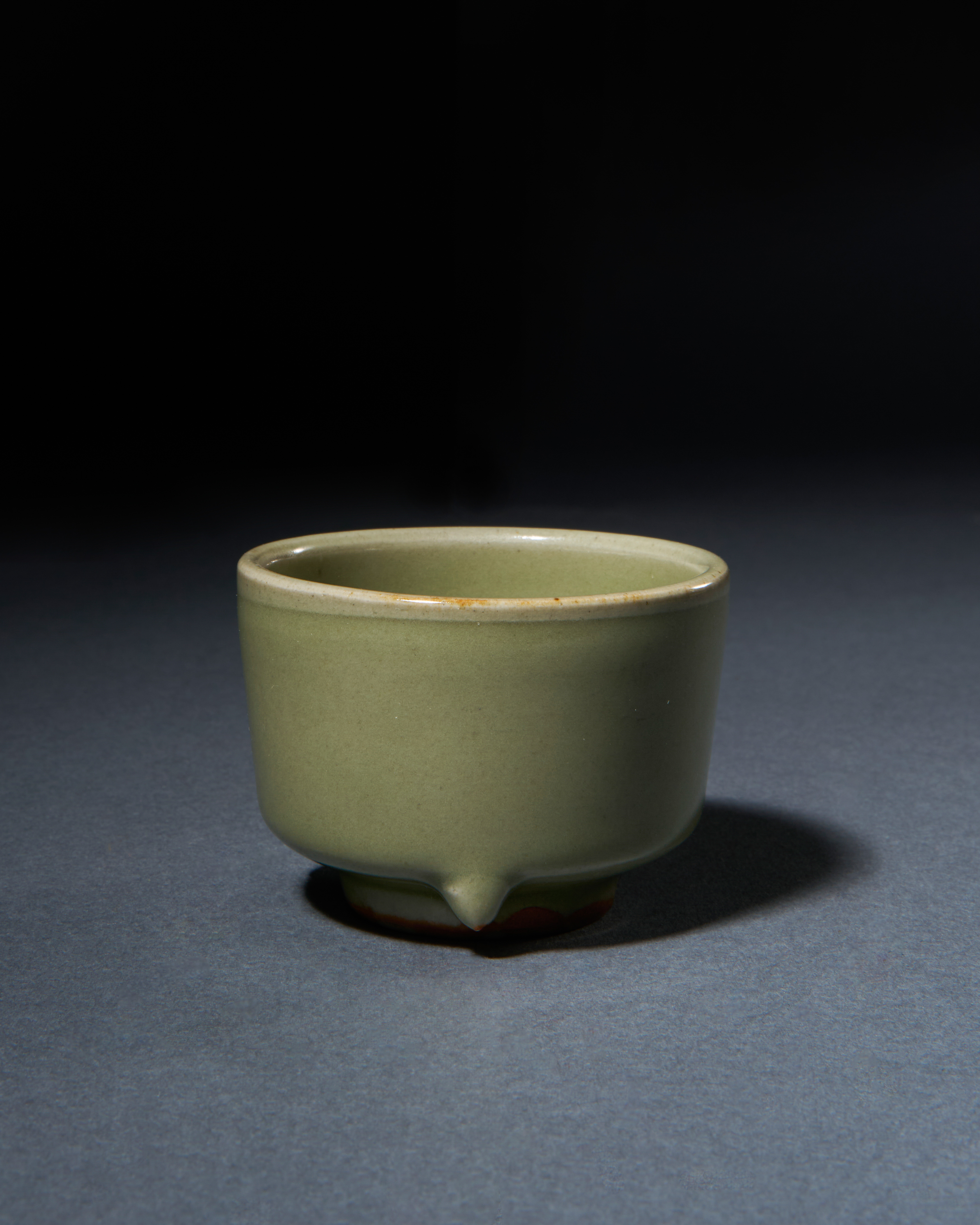 A LONGQUAN CELADON TRIPOD CENSER SOUTHERN SONG DYNASTY, 12TH-13TH CENTURY - Image 2 of 4