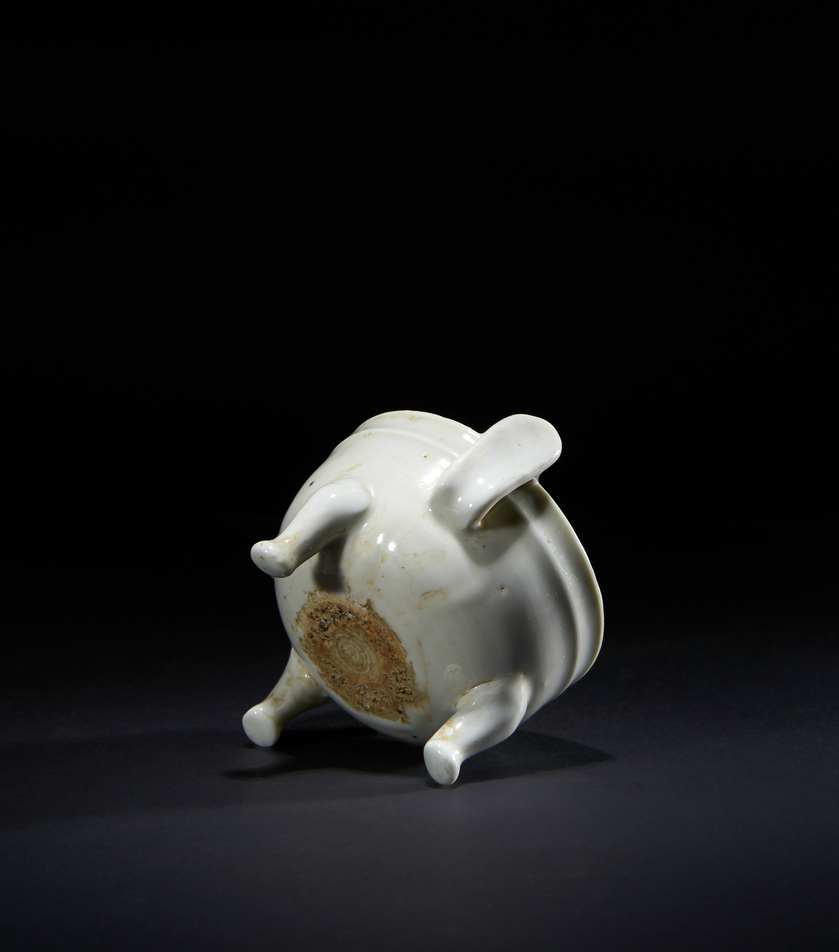 AN UNUSUAL WHITE-GLAZED TRIPOD CENSER, YUAN/EARLY MING, 14TH/15TH CENTURY - Image 2 of 3