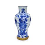 A CHINESE BLUE & WHITE VASE, KANGXI PERIOD (1662-1722)