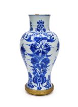 A CHINESE BLUE & WHITE VASE, KANGXI PERIOD (1662-1722)