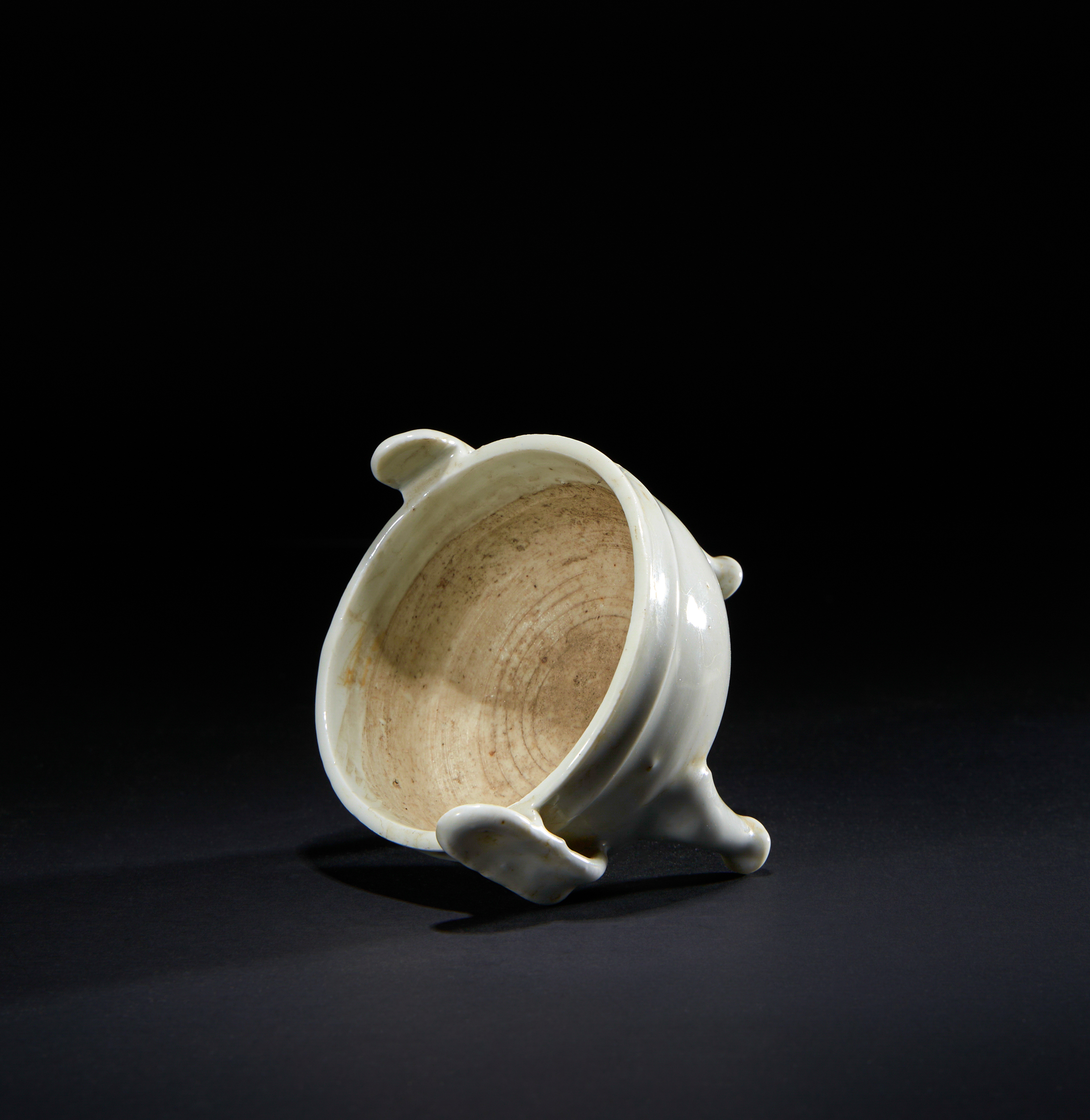 AN UNUSUAL WHITE-GLAZED TRIPOD CENSER, YUAN/EARLY MING, 14TH/15TH CENTURY - Image 3 of 3
