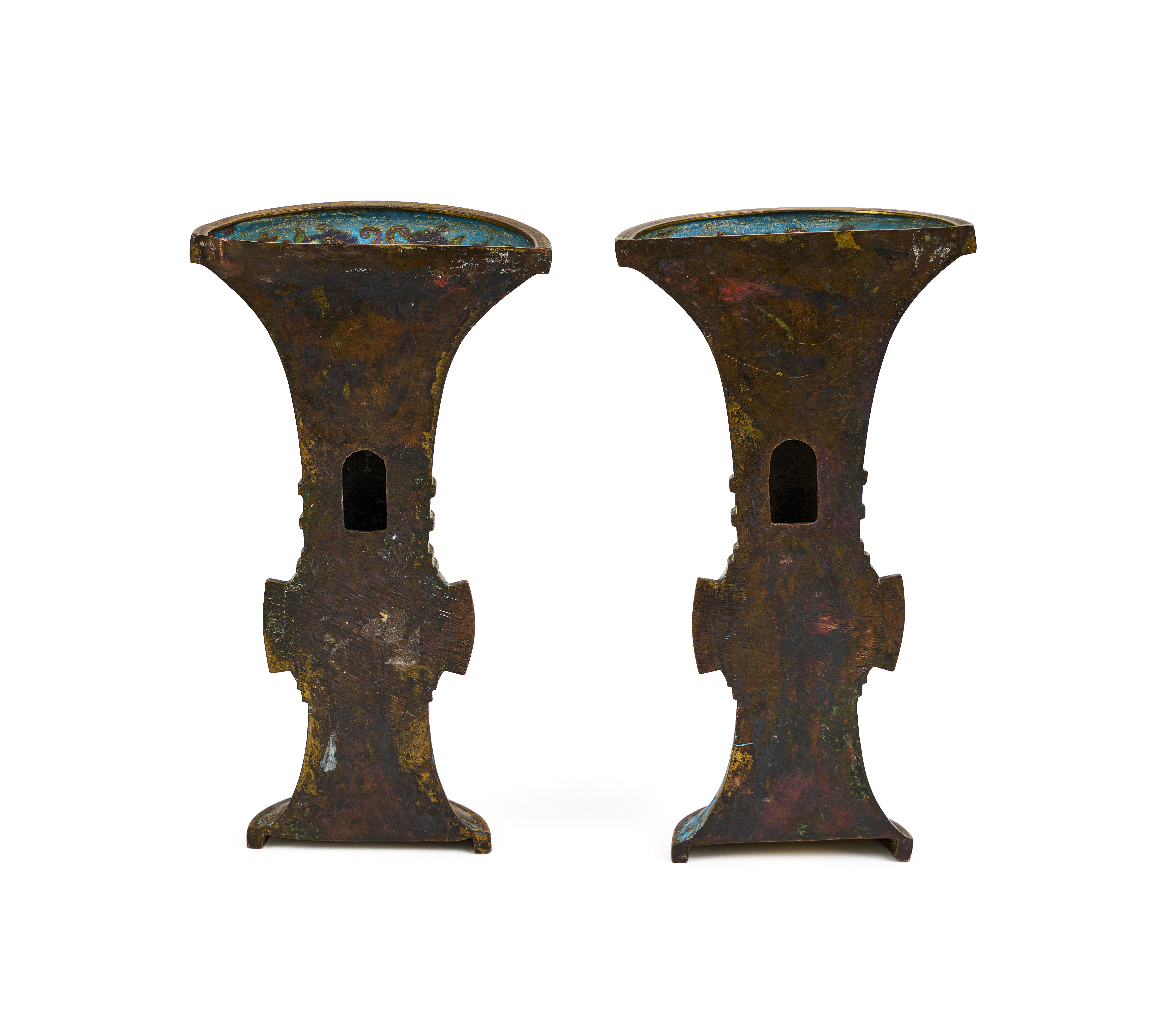 A PAIR OF GU TYPE CLOISONNE ENAMEL WALL VASES, QIANLONG/JIAQING PERIOD (1736-1820) - Image 3 of 3