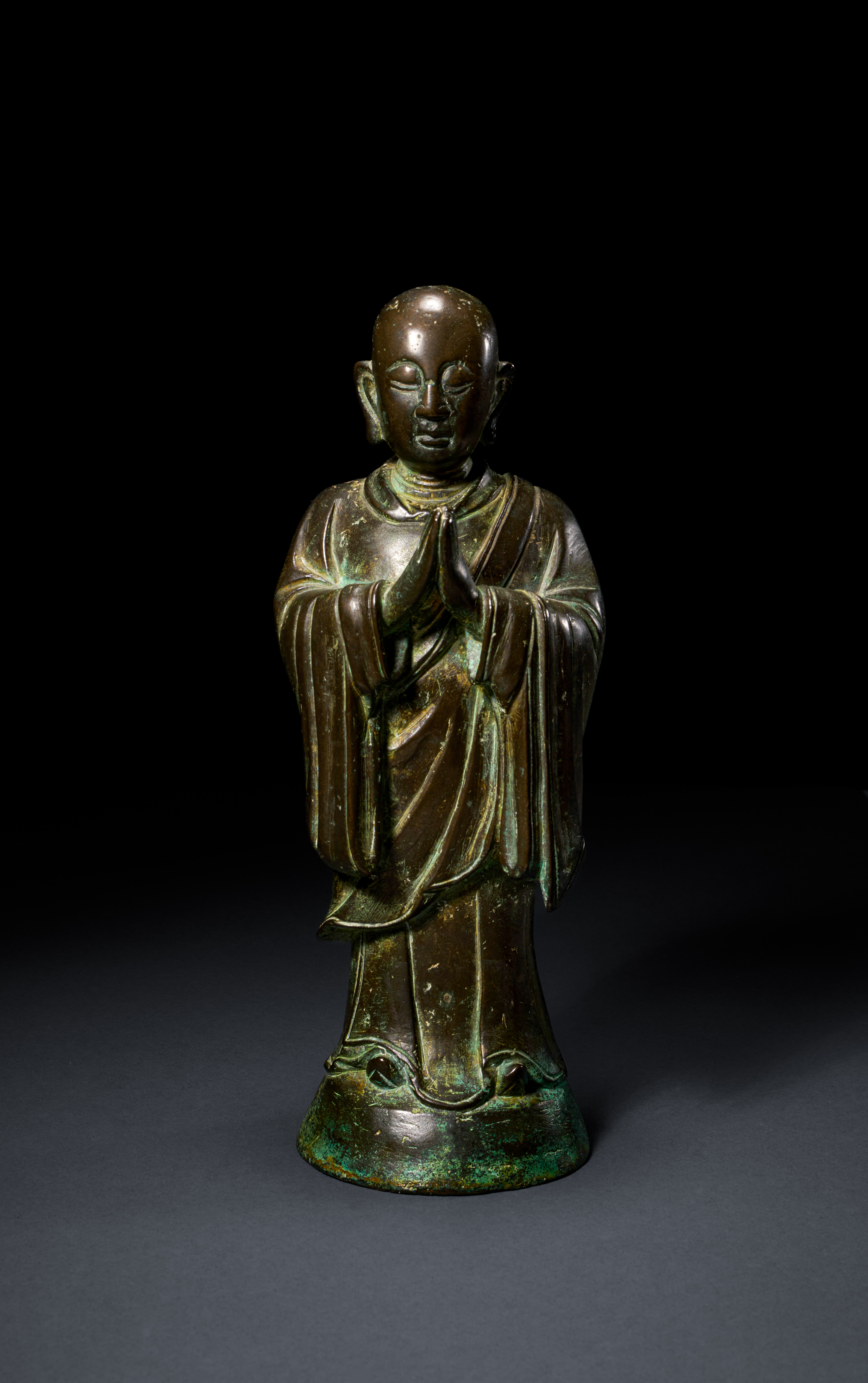 A LARGE BRONZE FIGURE OF ANANDA, MING DYNASTY (1368-1644) - Image 2 of 3