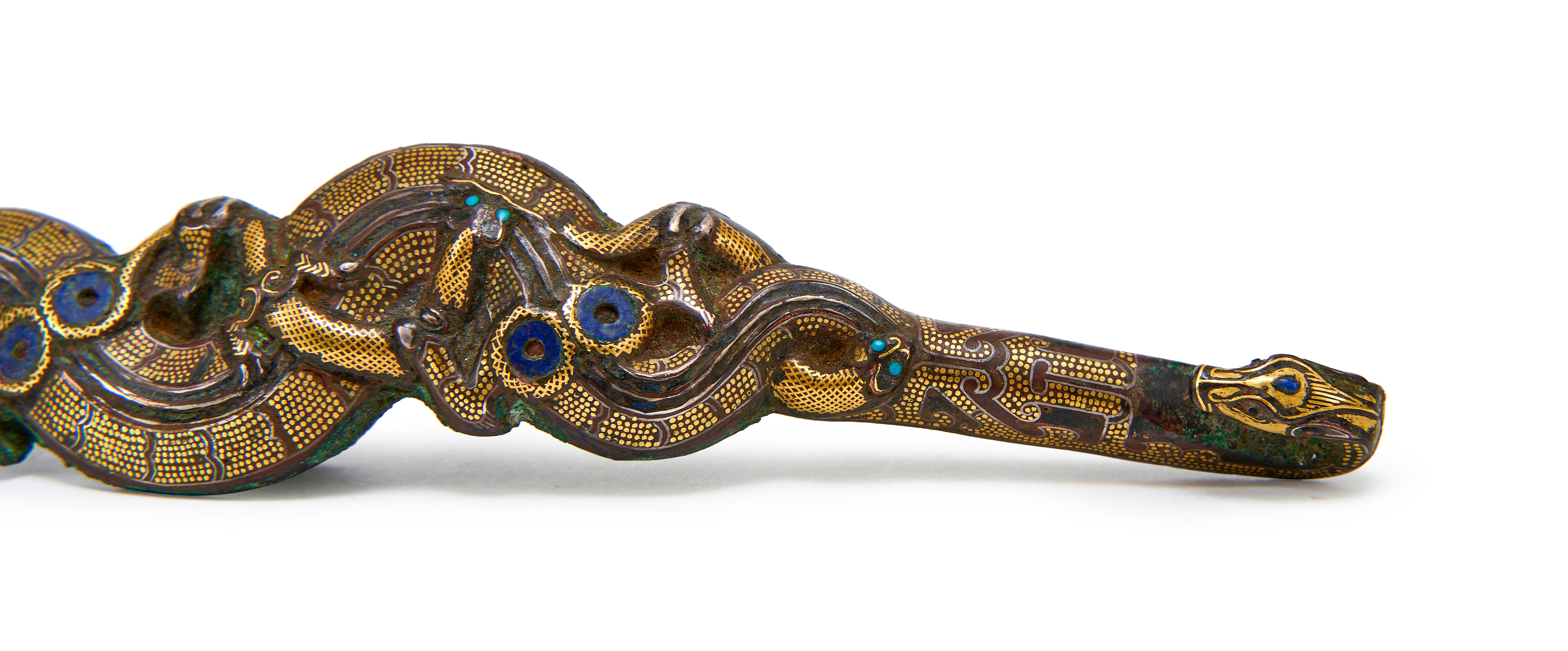 A TURQUOISE AND GOLD-INLAID BRONZE BELT HOOK WARRING STATES PERIOD, 4TH-3RD CENTURY BC - Image 6 of 9