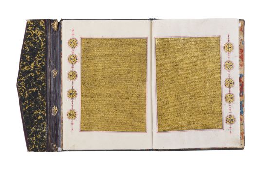 AN ILLUMINATED QURAN WRITTEN ON FOURTEEN (14) PAGES, DATED 1257AH, WRITTEN IN MEDINA - Image 3 of 10