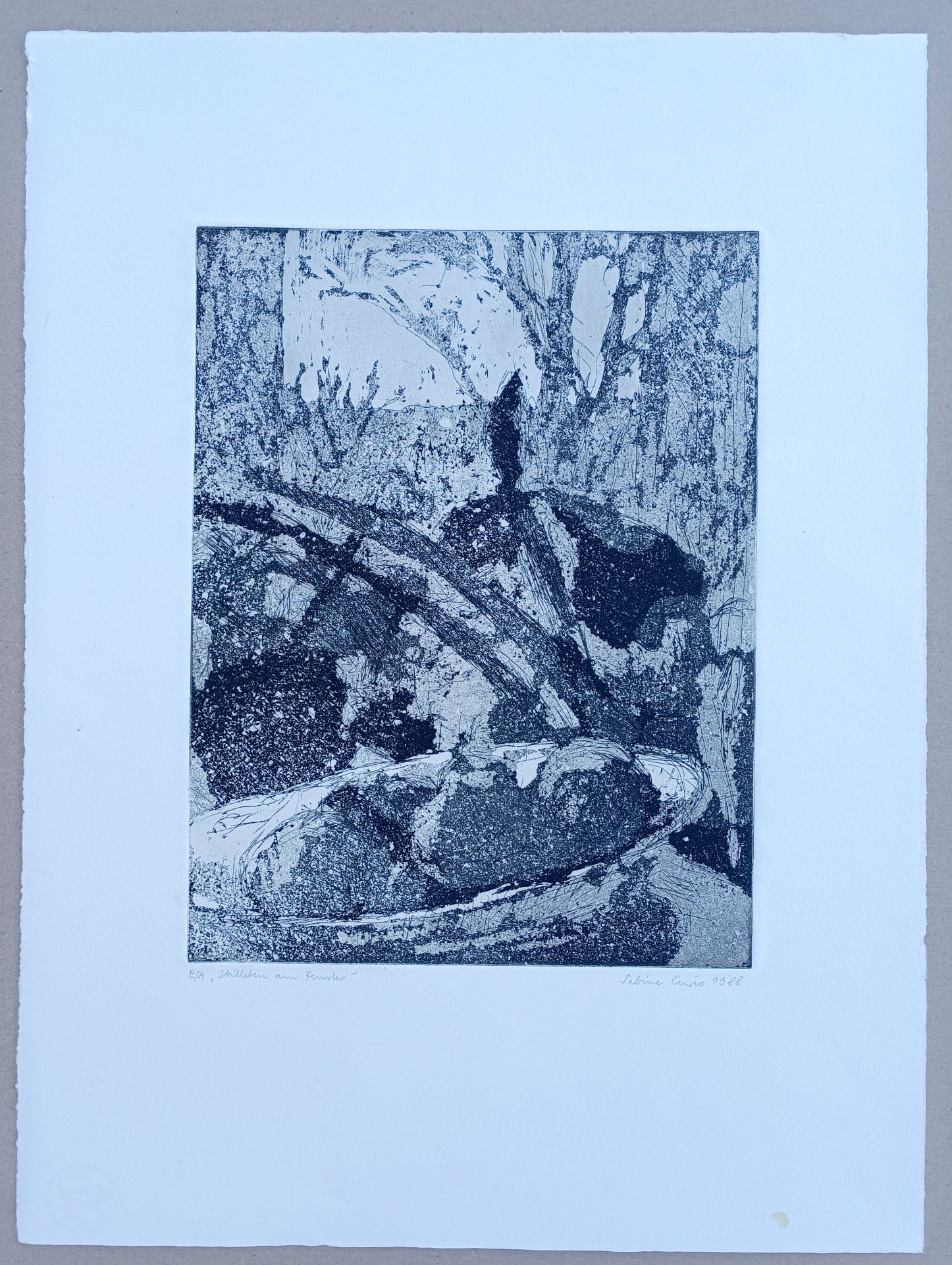 Curio, Sabine (1950 Ahlbeck, lebt in Stolpe/Usedom) „Stilleben am Fenster“ - Bild 2 aus 3