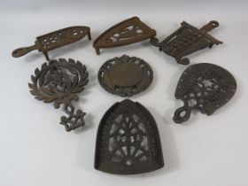 7 vintage cast iron trivots.