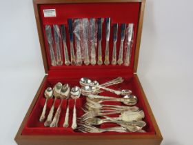 44 piece Viners Homemakers classic chipendale cutlery set in wooden case.