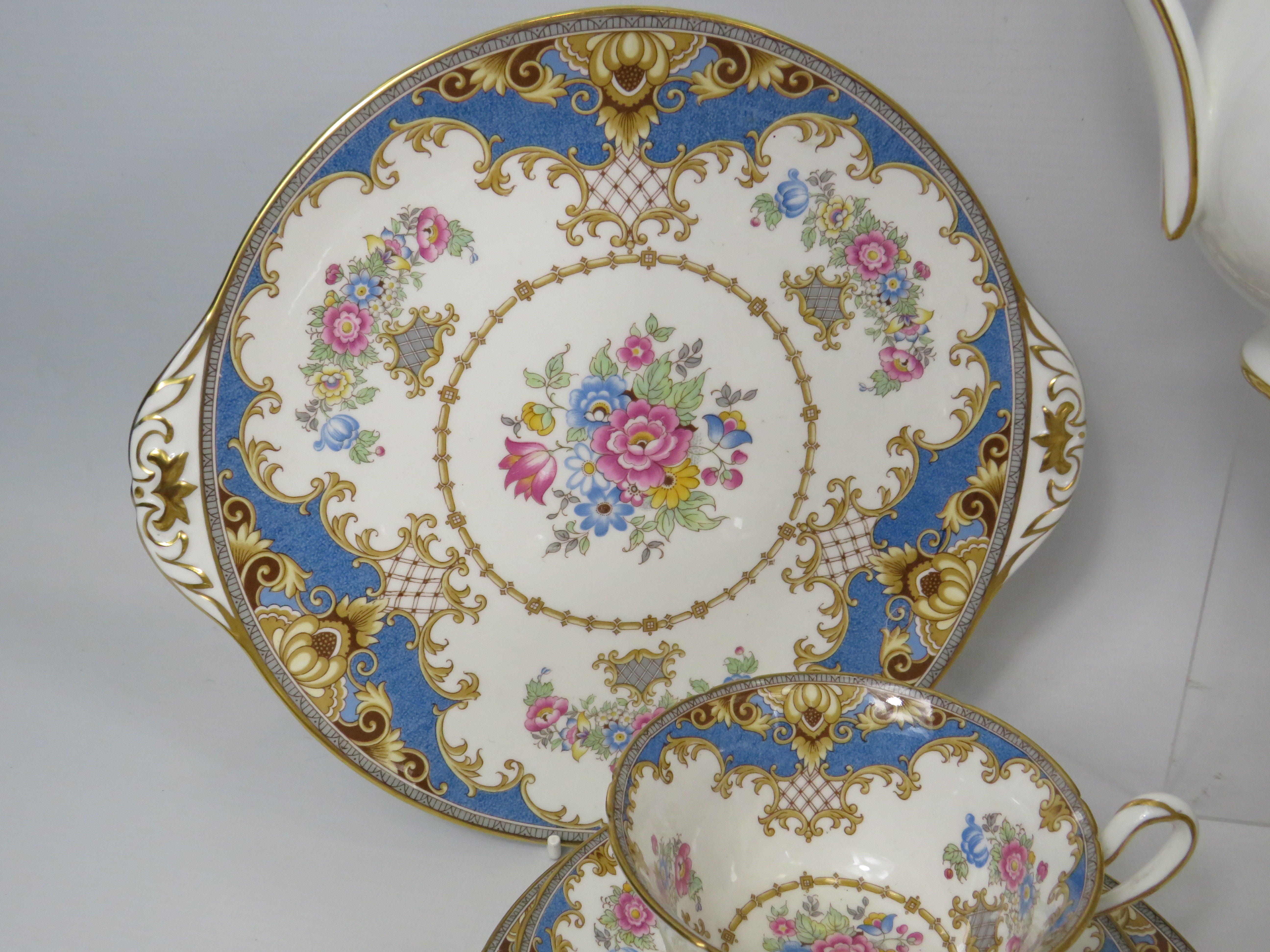 42 Pieces of Shelley Sheraton Teaset, 2 cake plates, Teapot, 12 cups, saucers and side plates plus - Image 8 of 8