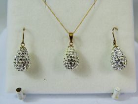 Necklace and pendant set with presentation box. All 9ct Yellow Gold mounts & Chain. See photos.