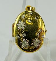 9ct Yellow Gold Locket decorated with 9ct yellow gold Flowers. Measures approx 22 x 18 mm. 1.8g