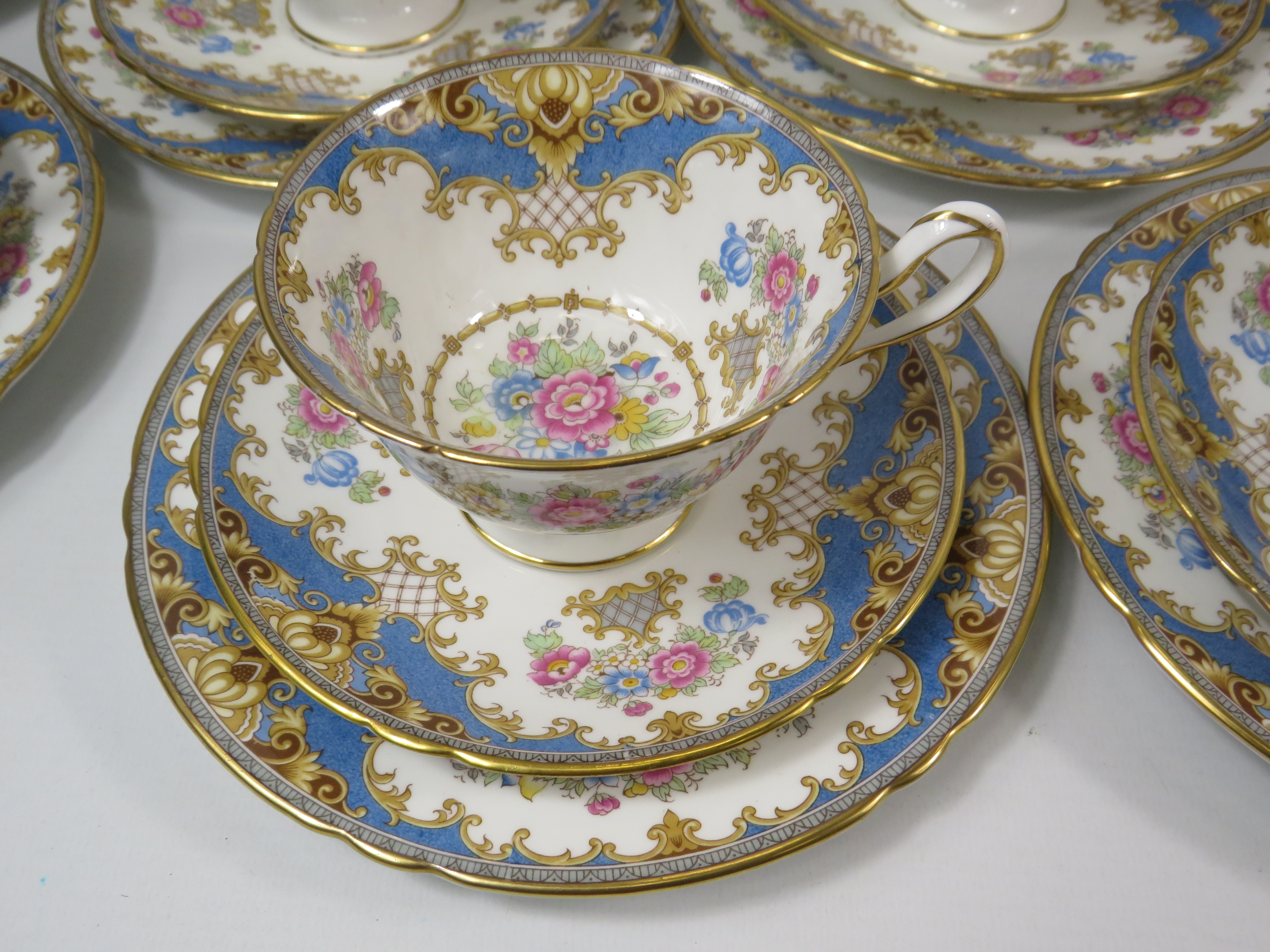 42 Pieces of Shelley Sheraton Teaset, 2 cake plates, Teapot, 12 cups, saucers and side plates plus - Image 5 of 8