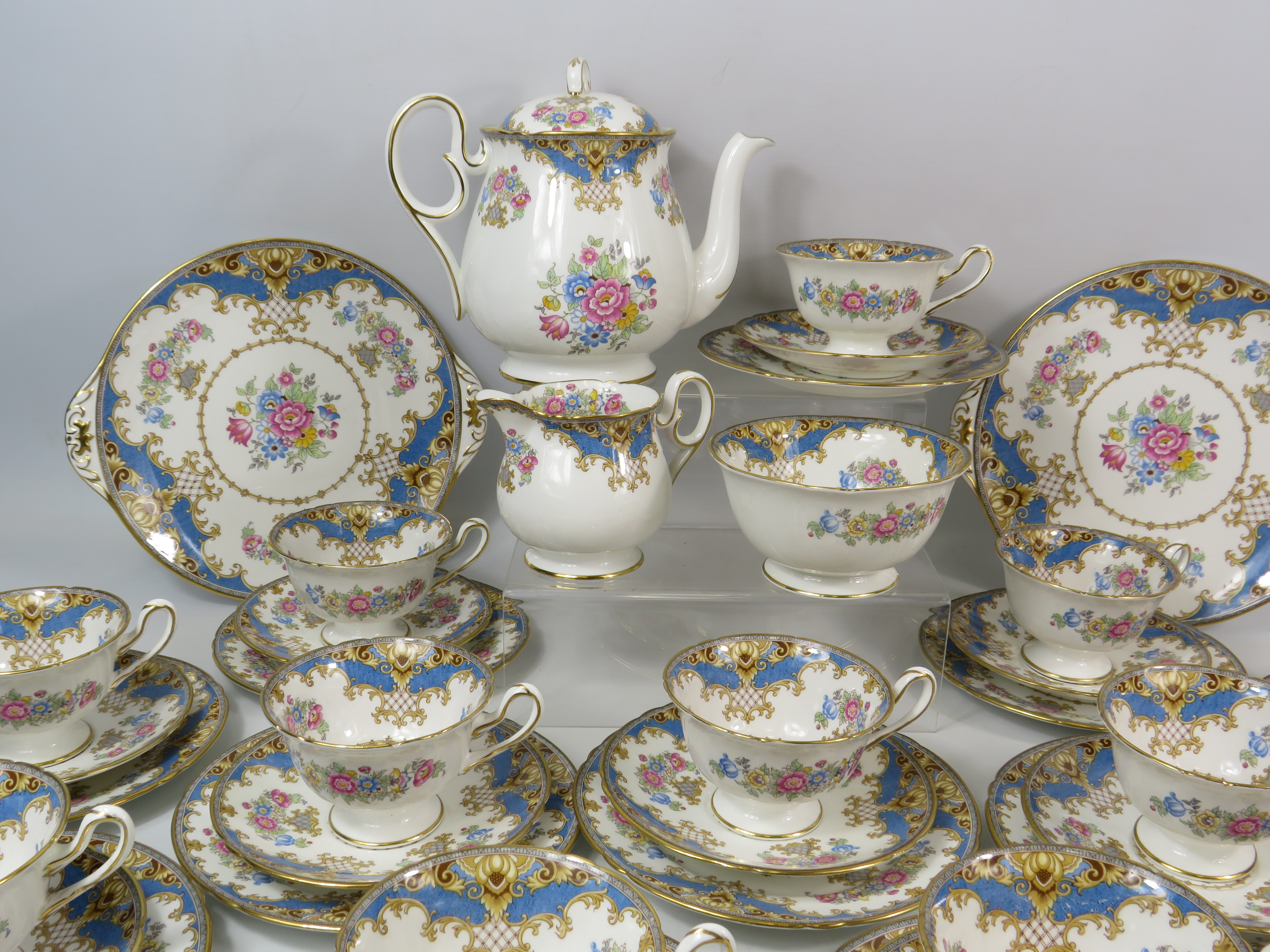 42 Pieces of Shelley Sheraton Teaset, 2 cake plates, Teapot, 12 cups, saucers and side plates plus - Image 3 of 8