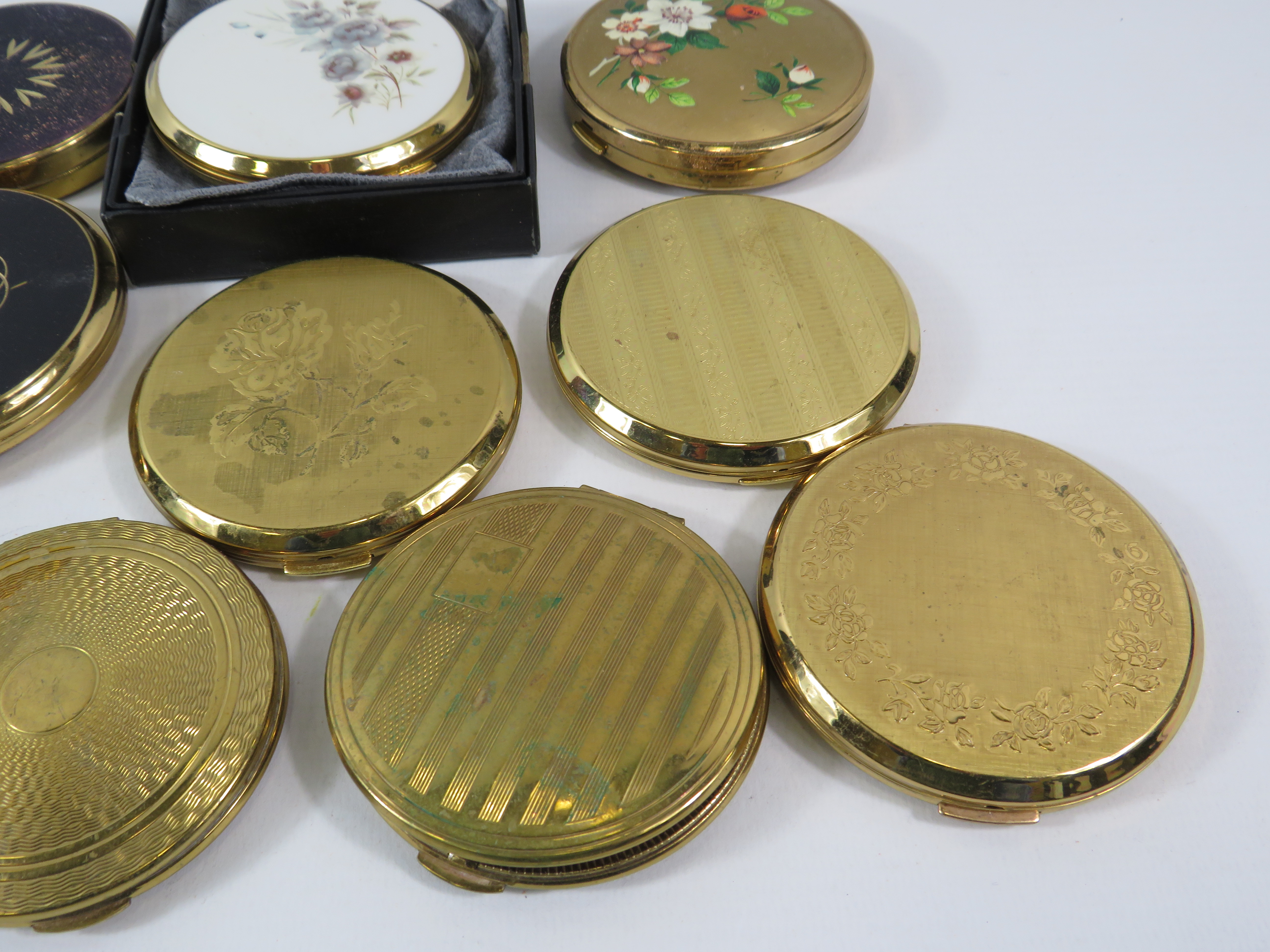10 Gold tone compacts by Stratton, Kigu etc. - Image 3 of 4