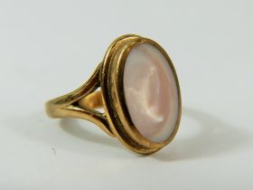 Pretty 9ct ring with forked shoulders and set with an oval pink Mother of Pearl measuring 15 x 12 mm