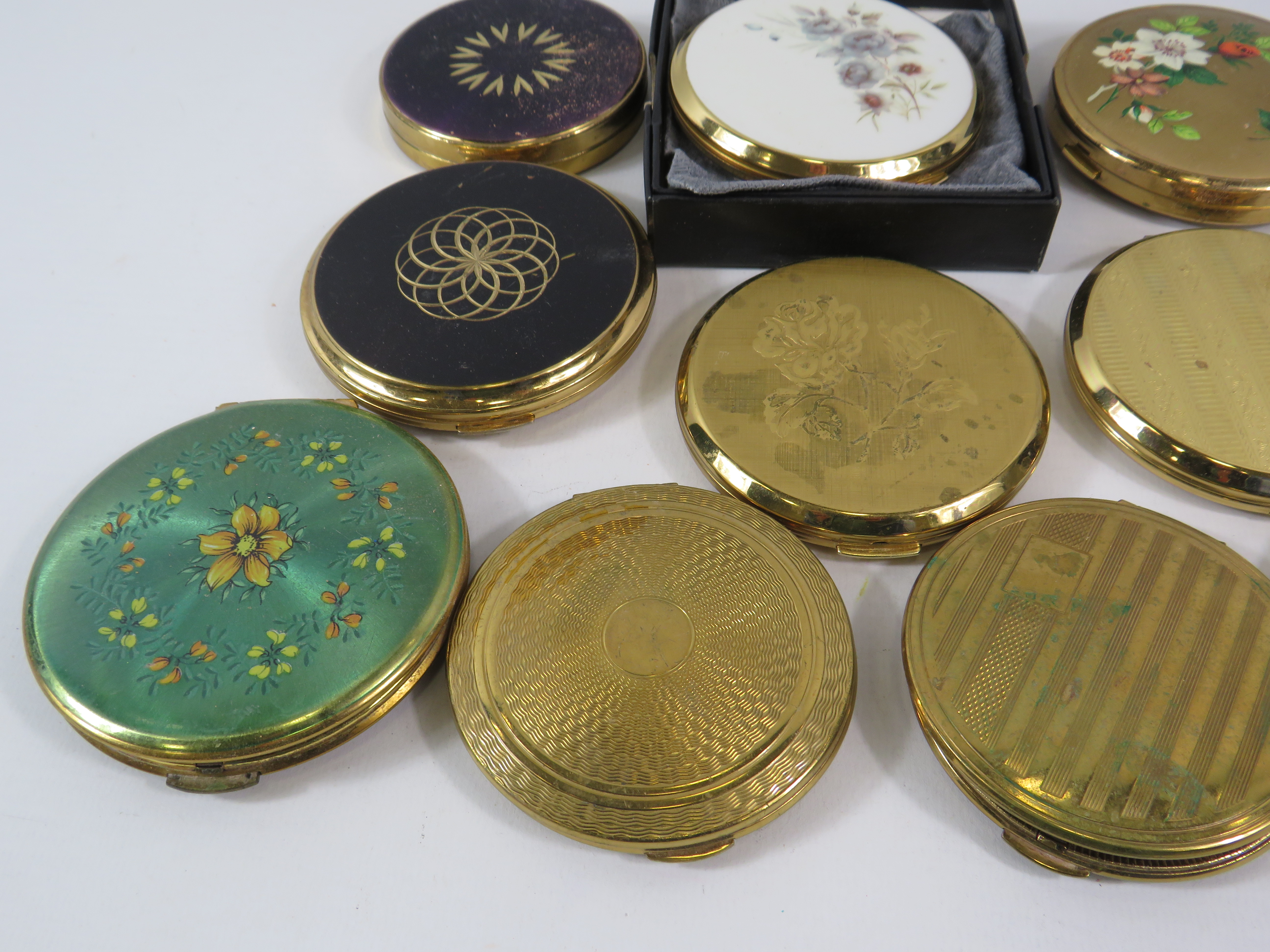 10 Gold tone compacts by Stratton, Kigu etc. - Image 2 of 4