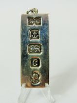 925 Solid Silver Ingot Pendant with Clear Hallmarks for 1977. Measures 30.7g 52 x 20 mm