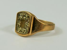 9ct Yellow Gold Signet ring with chased decorations to the centre panel. Finger size 'T-5' 3.8g