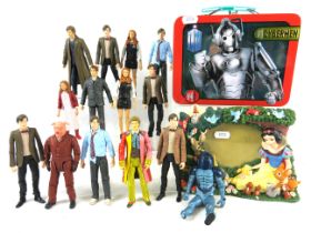 Selection of BBC DR Who Figures plus Cybermen/Daleks metal luchbox along with a Disney Snow White ph