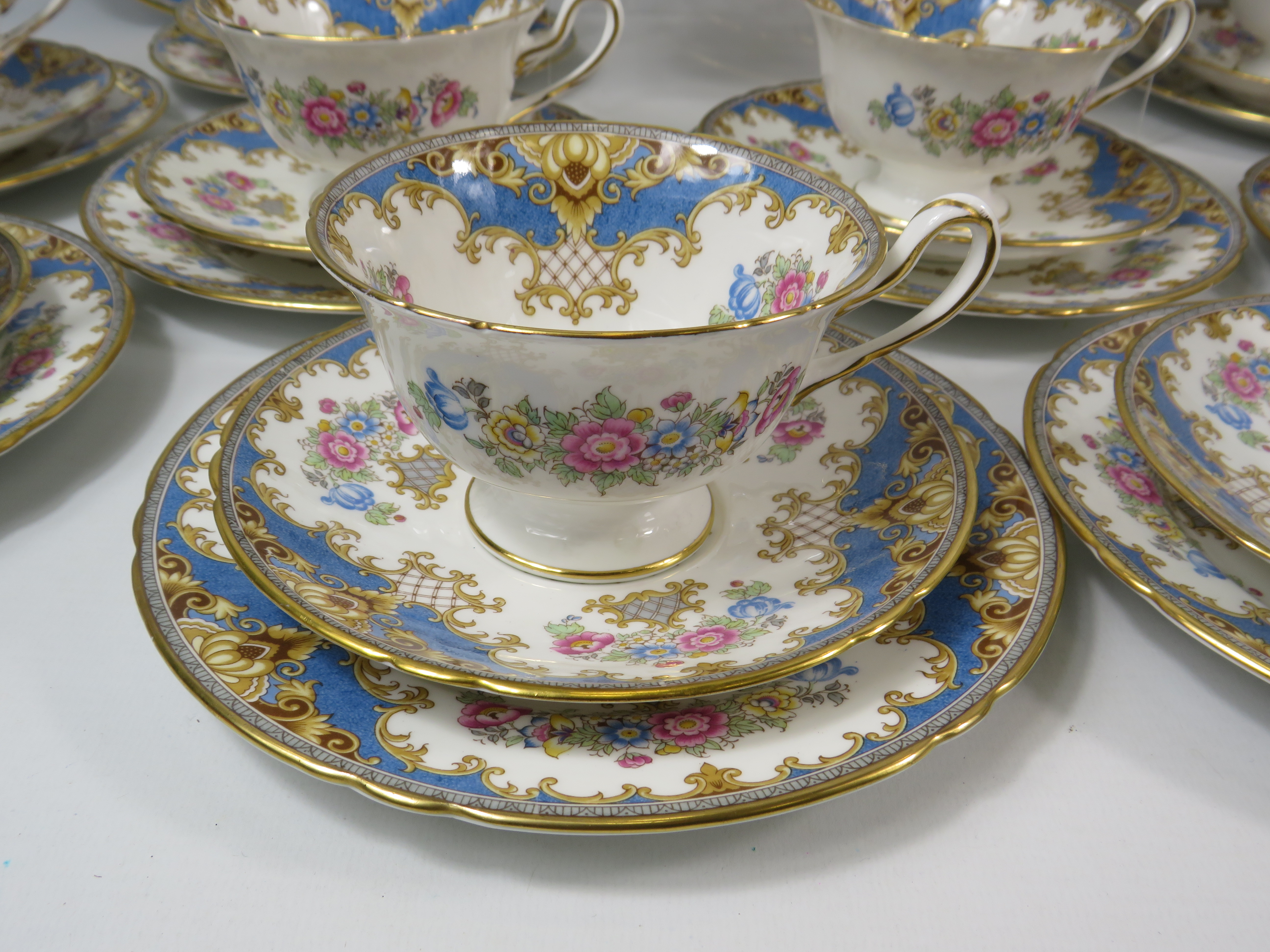42 Pieces of Shelley Sheraton Teaset, 2 cake plates, Teapot, 12 cups, saucers and side plates plus - Image 4 of 8