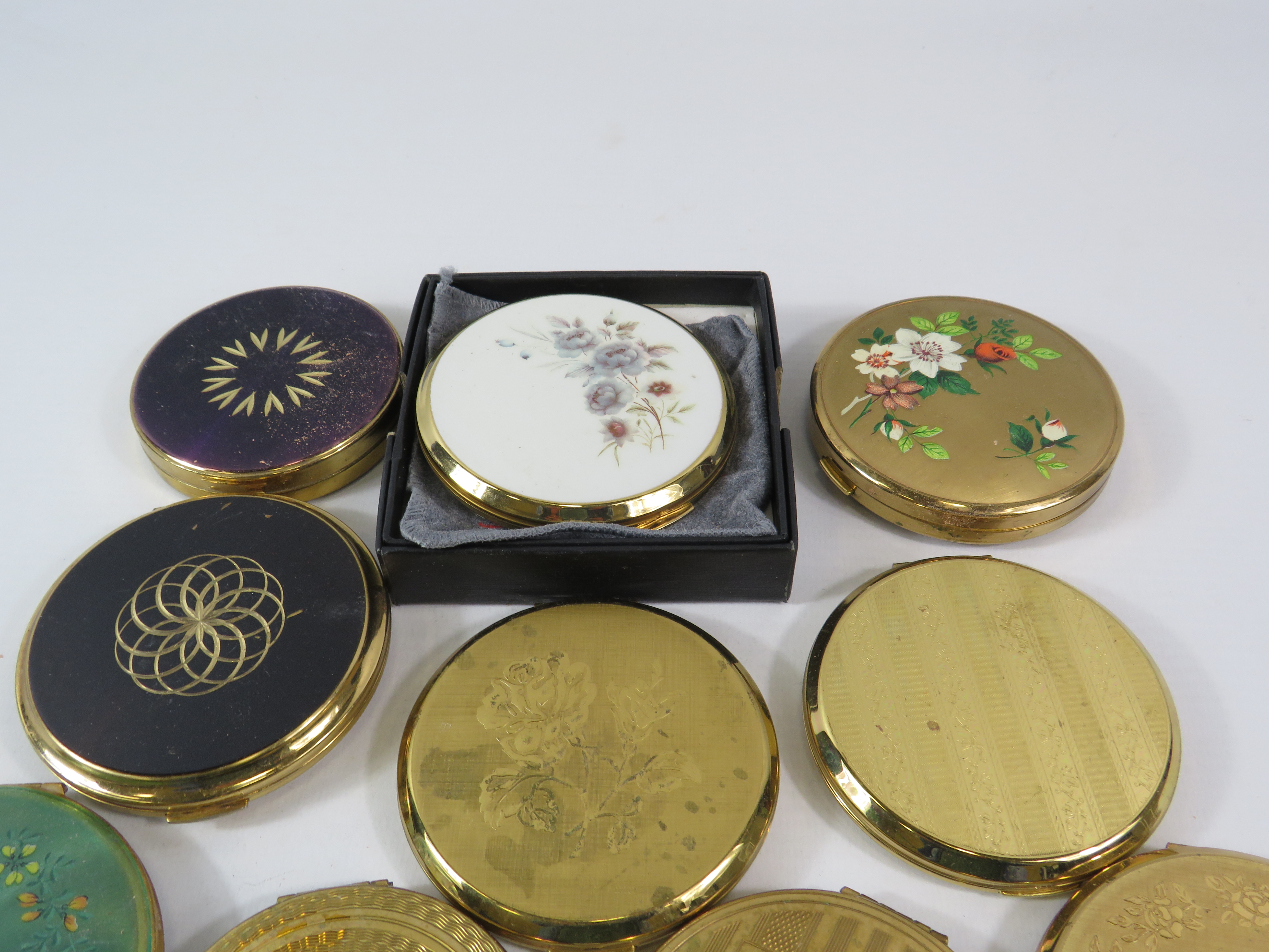 10 Gold tone compacts by Stratton, Kigu etc. - Image 4 of 4