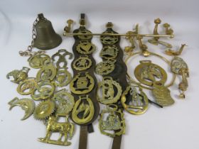 Mixed brass lot including a Dolphin bathroom set, horse brasses and a vintage bell.