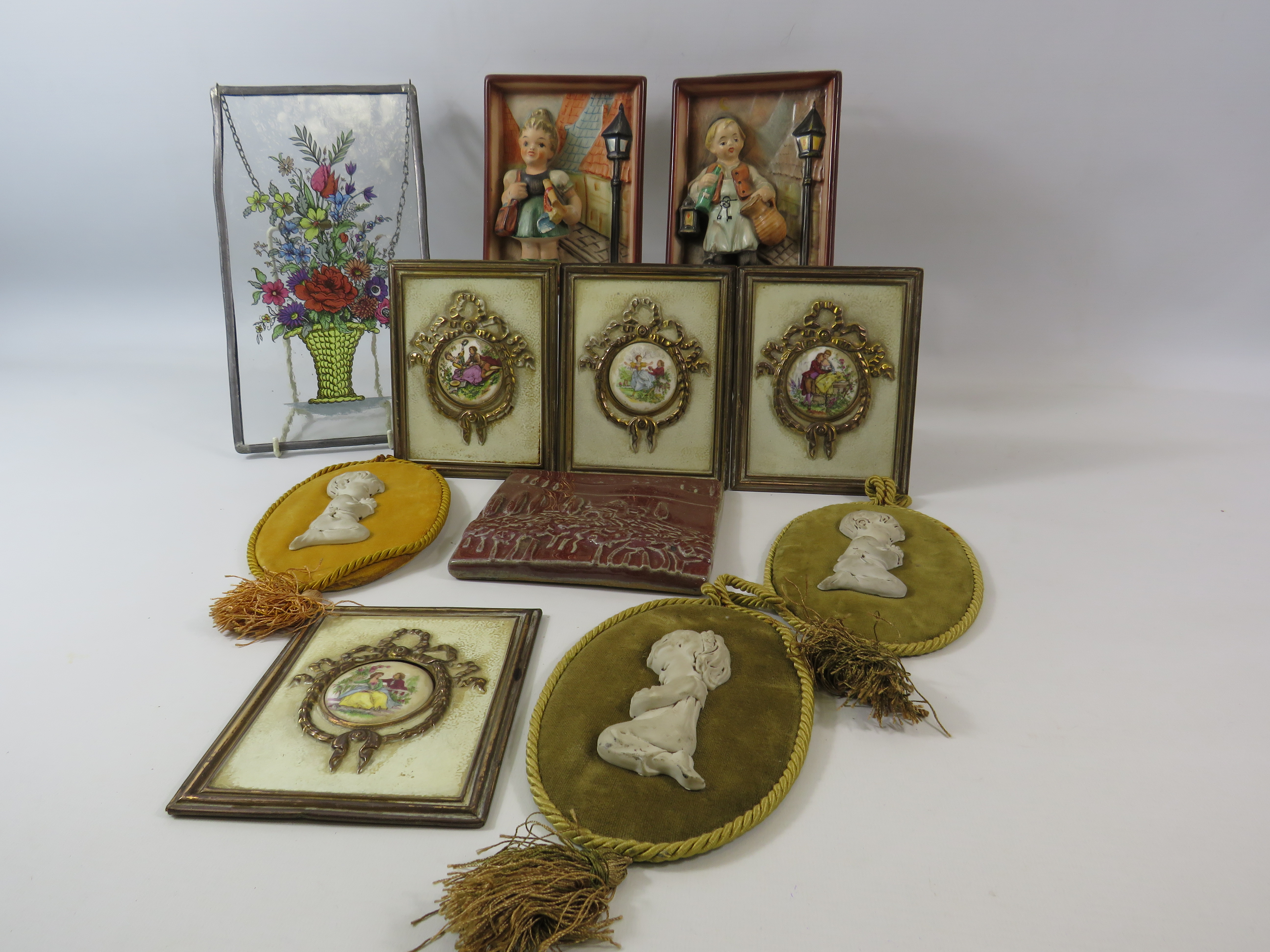 Various vintage wall plaques by Capodimonte, Friedel etc - Image 2 of 4
