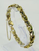 Lovely 9ct Gold Bracelet set with alternate Yellow and White Gold links. Lobster claw catch and safe