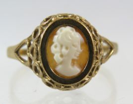 9ct Gold cameo ring, finger size P. 1.7 grams.