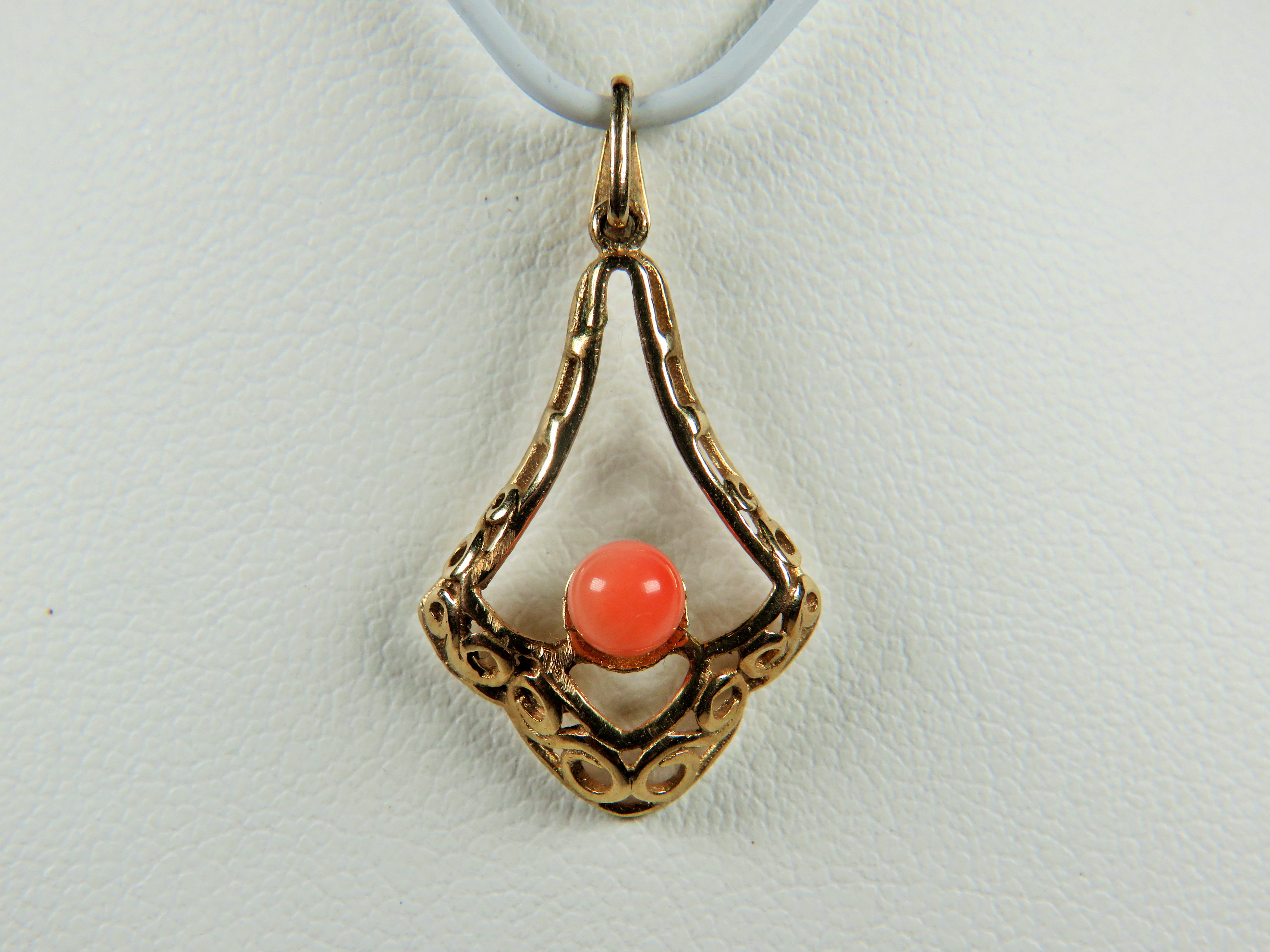 9ct Yellow Gold Coral Set Art Nouveau style pendant which measures approx 25mm long.   1.3g