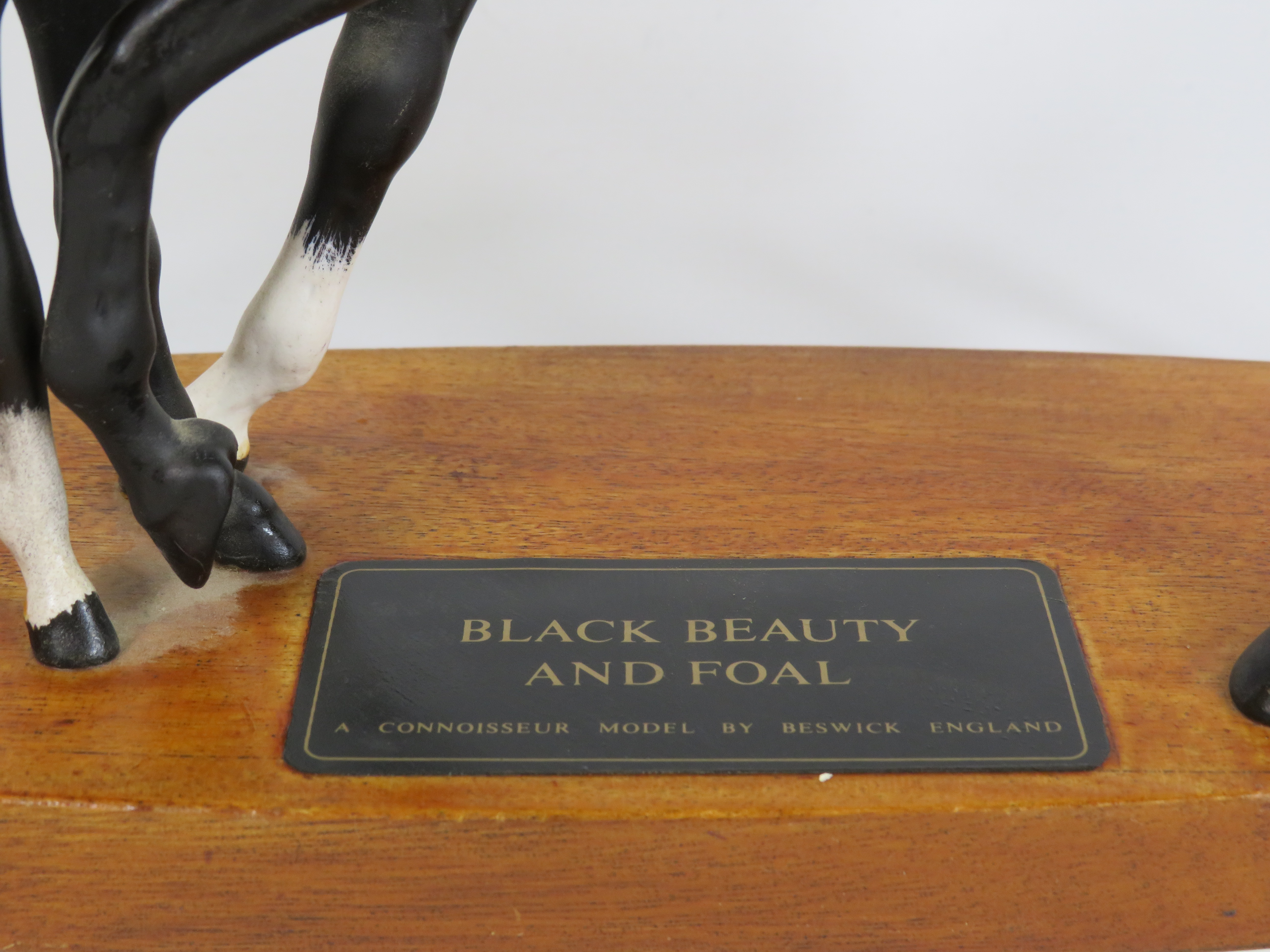 Beswick Connoisseur model of Black beauty and foal standing on a wooden plinth. - Bild 3 aus 3