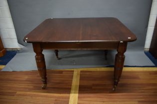 Superb Pull out Victorian Mahogany Dining Table with Extension leaves. Raised on four turned column