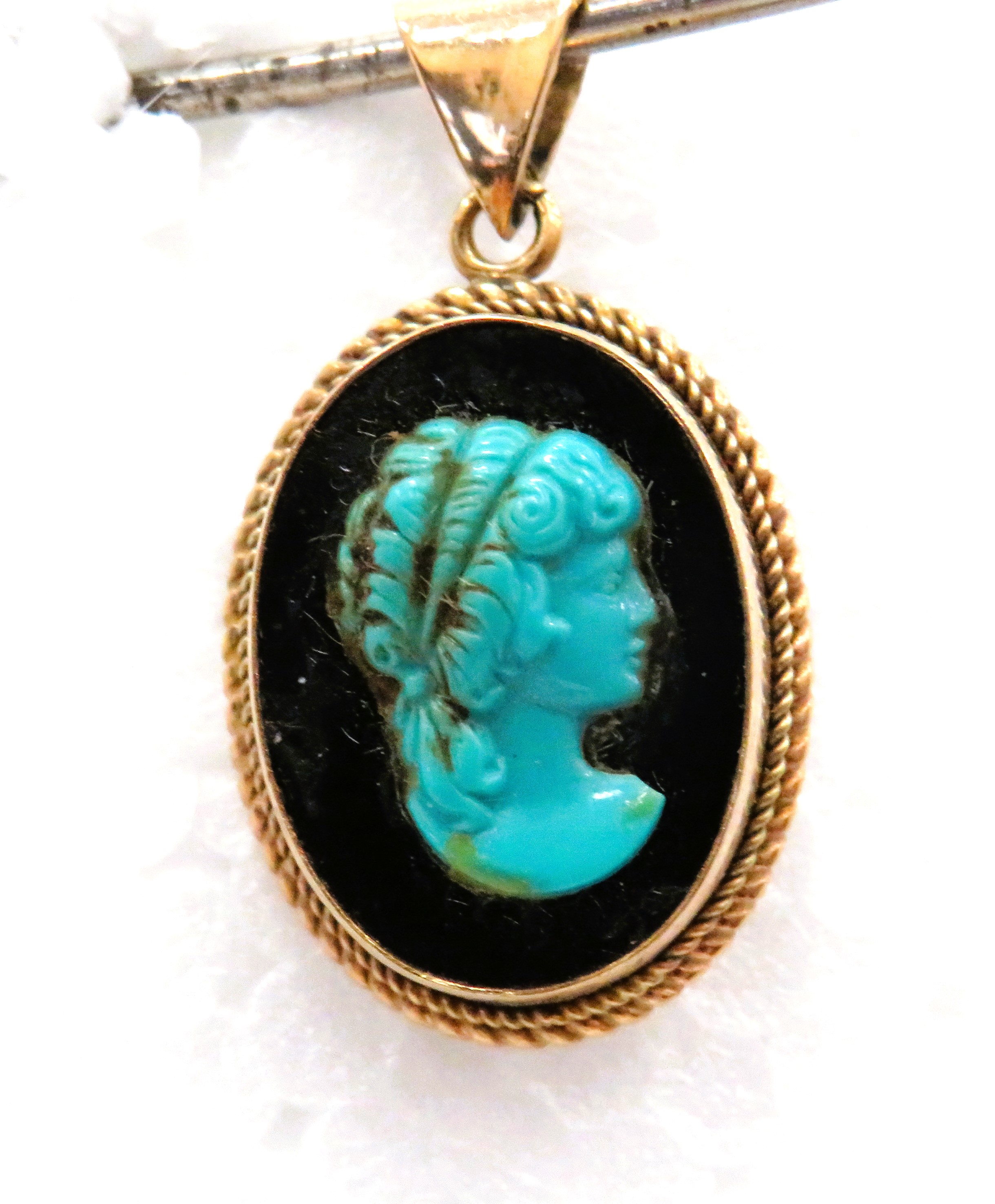 9ct Yellow Gold Cameo Set pendant which measures approx 20 x 15mm.   Total weight  2.3g