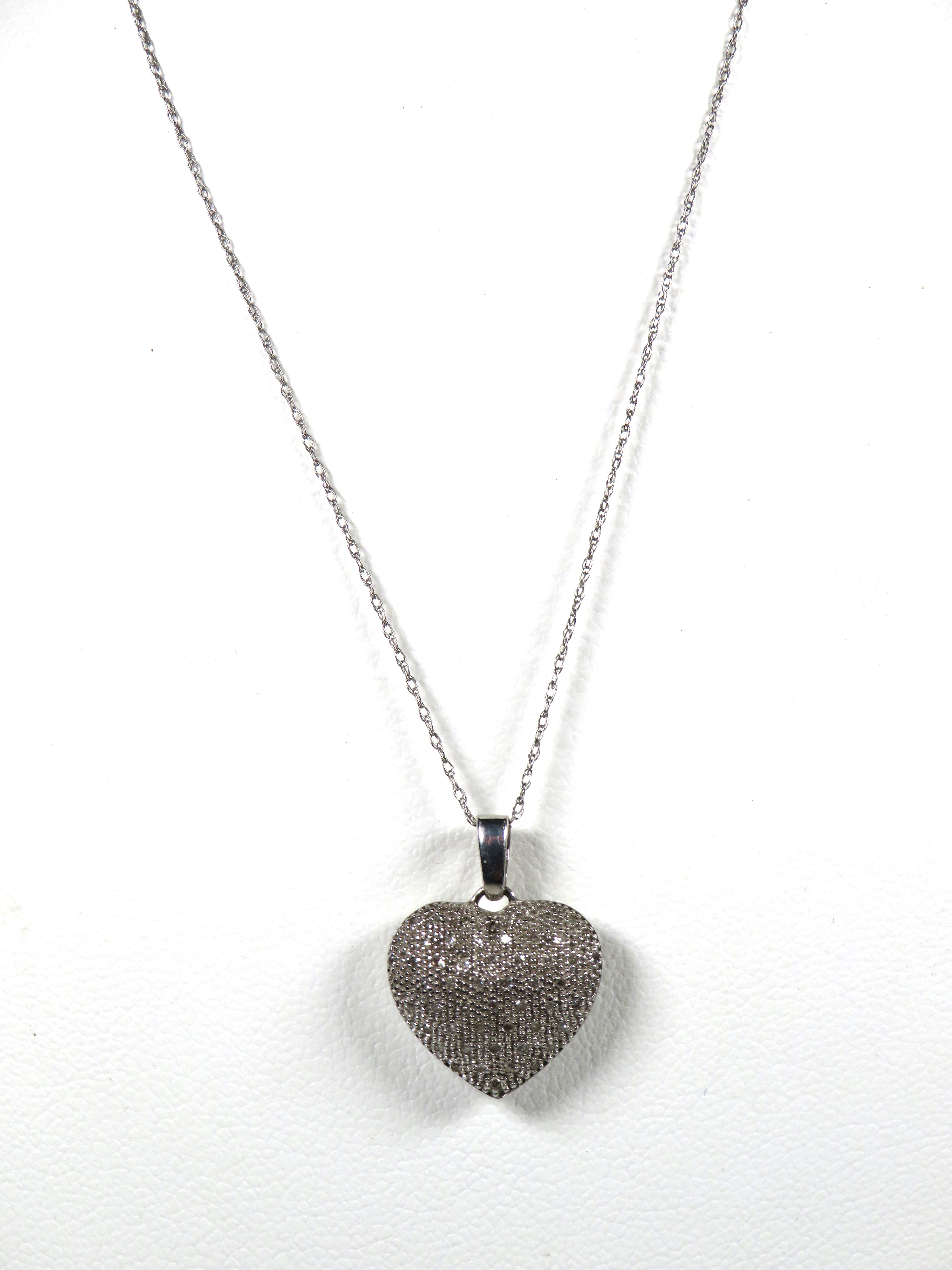 9ct White Gold Heart shaped pendant set on an 18 inch pct White Gold chain.  Total weight 2.7g