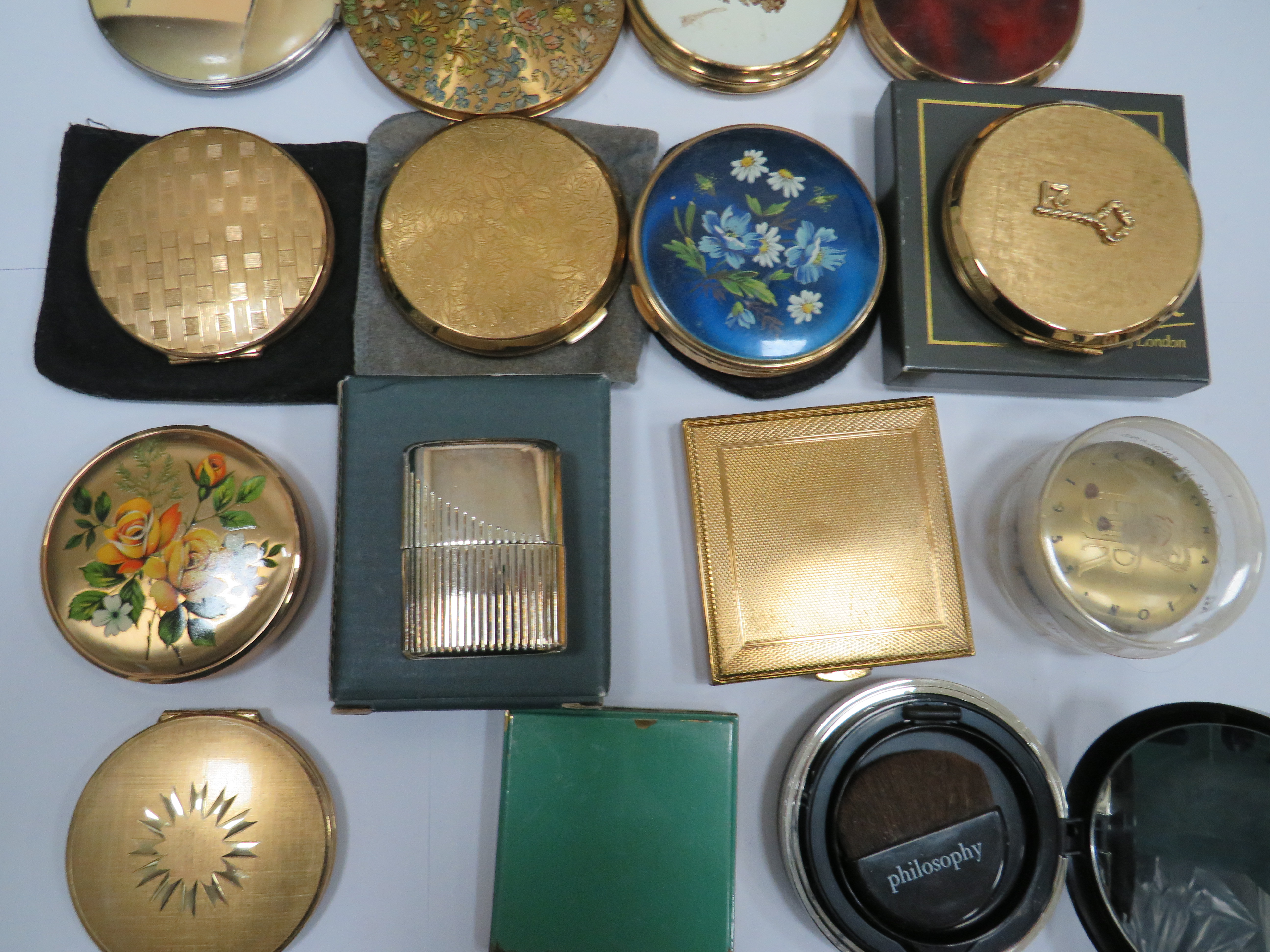 Selection of Vintage compacts, many by Stratton. See photos.  - Image 3 of 7