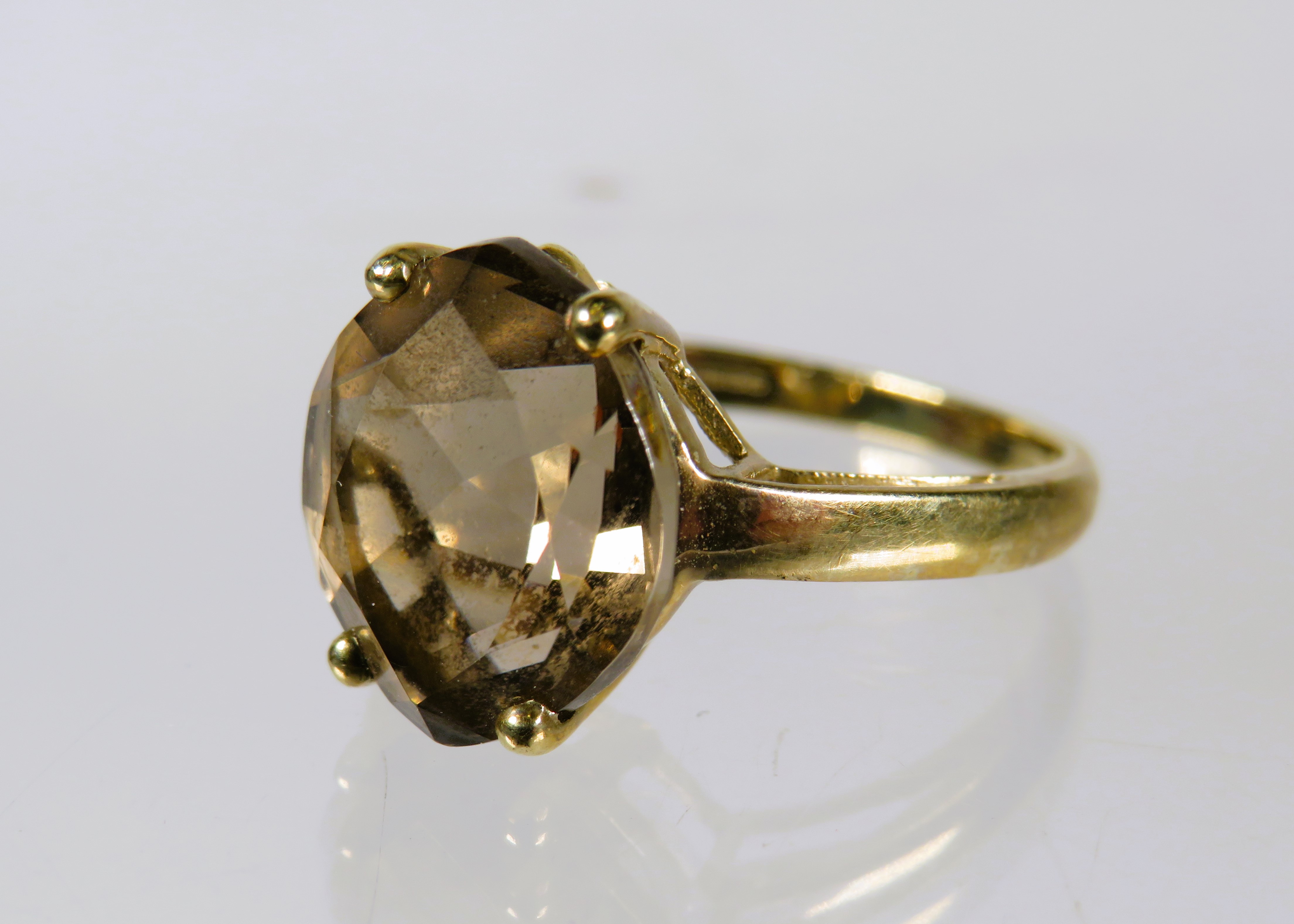 9ct Yellow Gold Smokey Quartz Set ring (12 x 10mm)   Finger size 'O-5 to P'    3.1g - Image 3 of 3