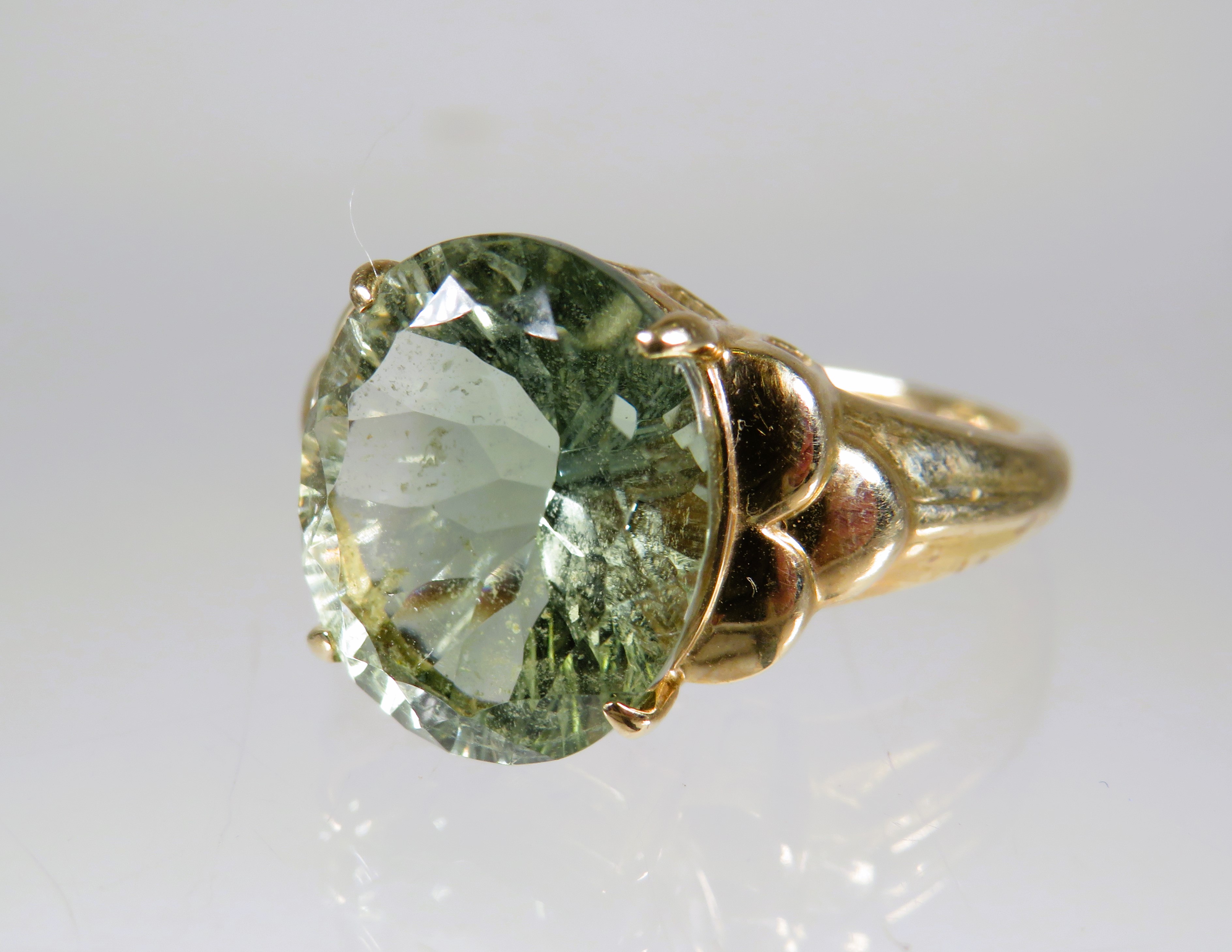 9ct Yellow Gold Ring set with a large Oval Green Quartz which measures approx 12 x 10 mm.   Finger s - Image 3 of 3