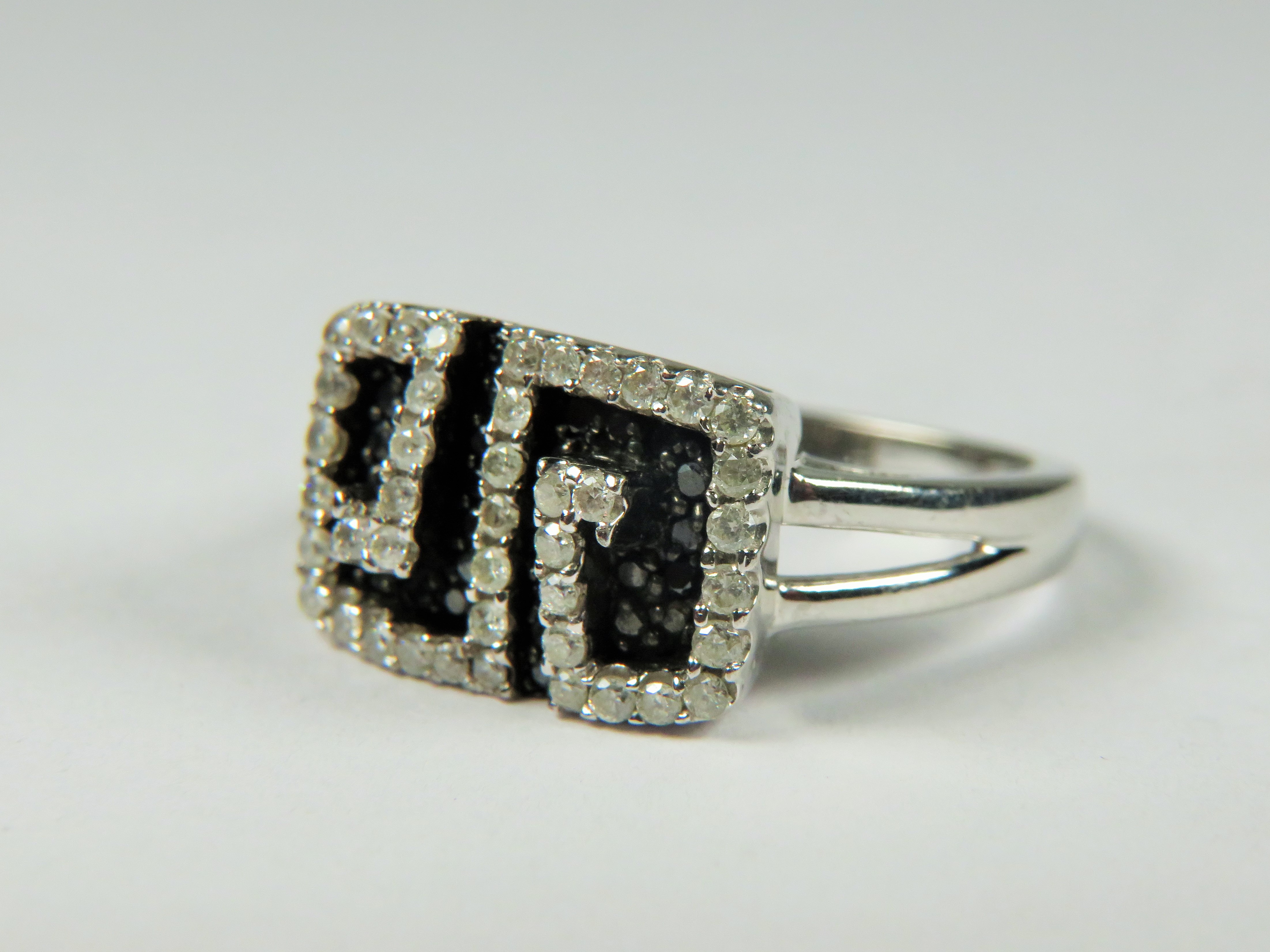 9ct White Gold Diamond set ring in a Black & White Deco Style.   Finger size 'N-5'  5.4g - Image 2 of 4