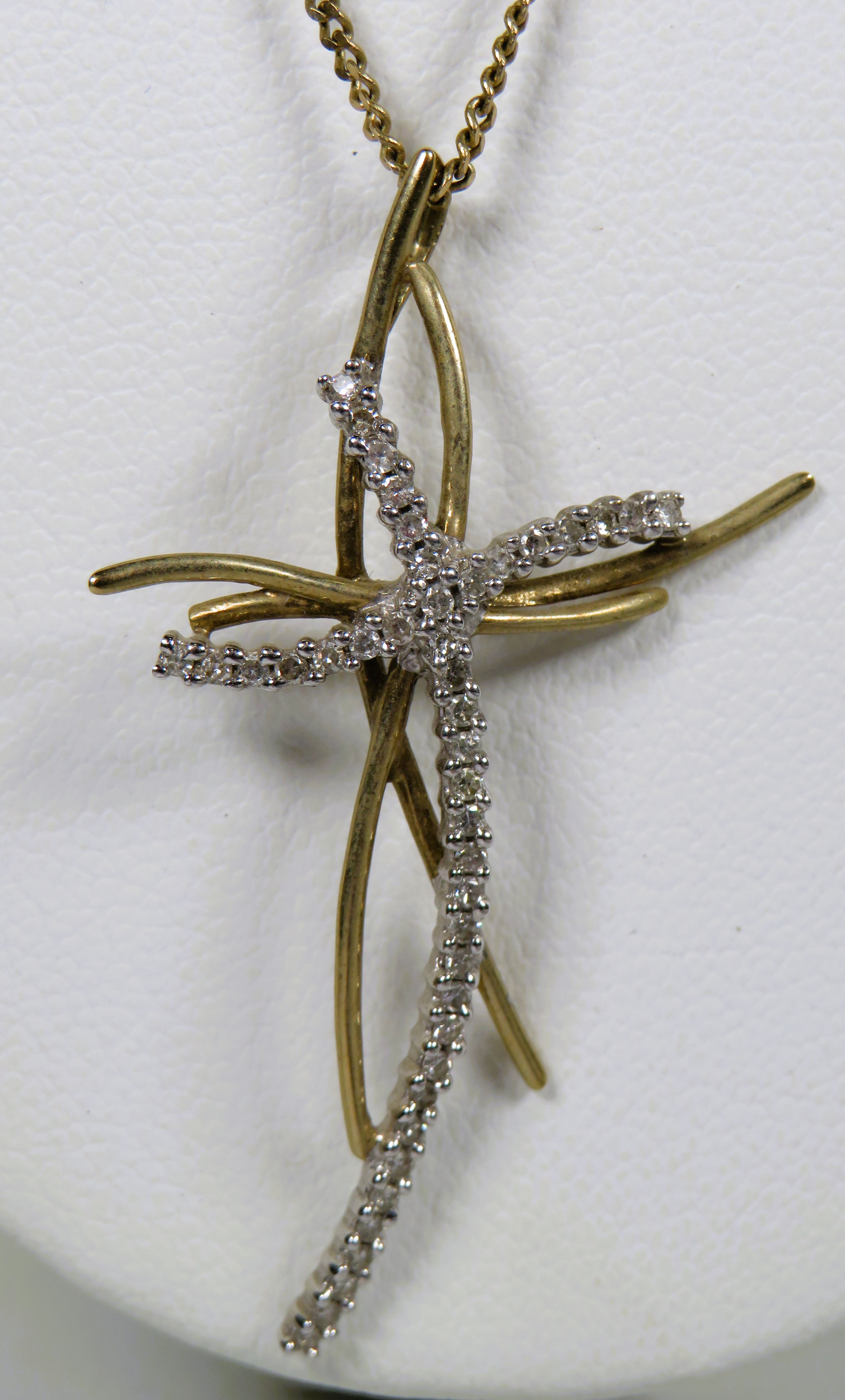 9ct Stylised Cruciform pendant in Yellow and White Gold. Hung on a 20 inch 9ct Chain.  Total weight  - Image 2 of 2